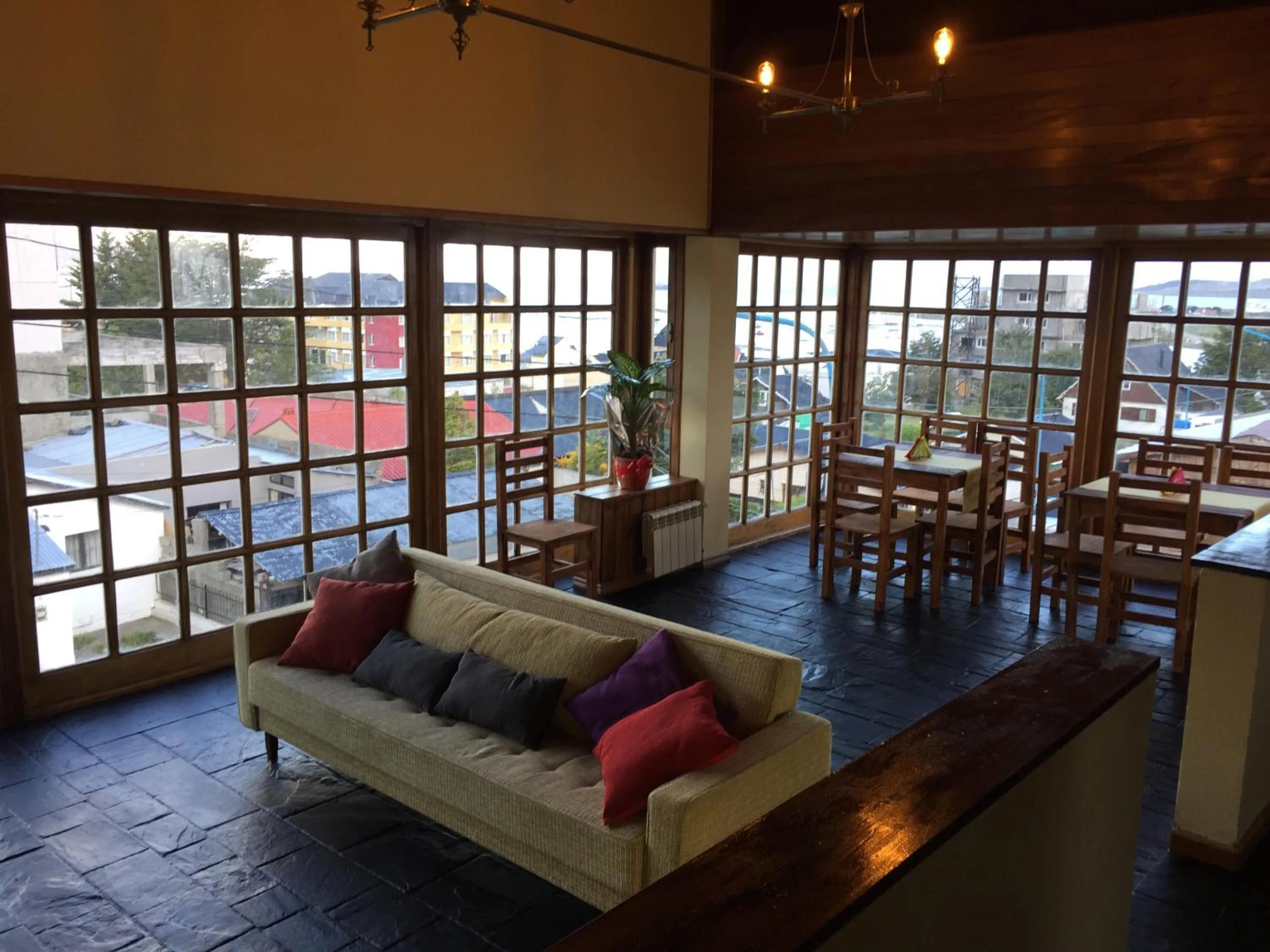 Communal lounge/ TV room in Hosteria Kupanaka