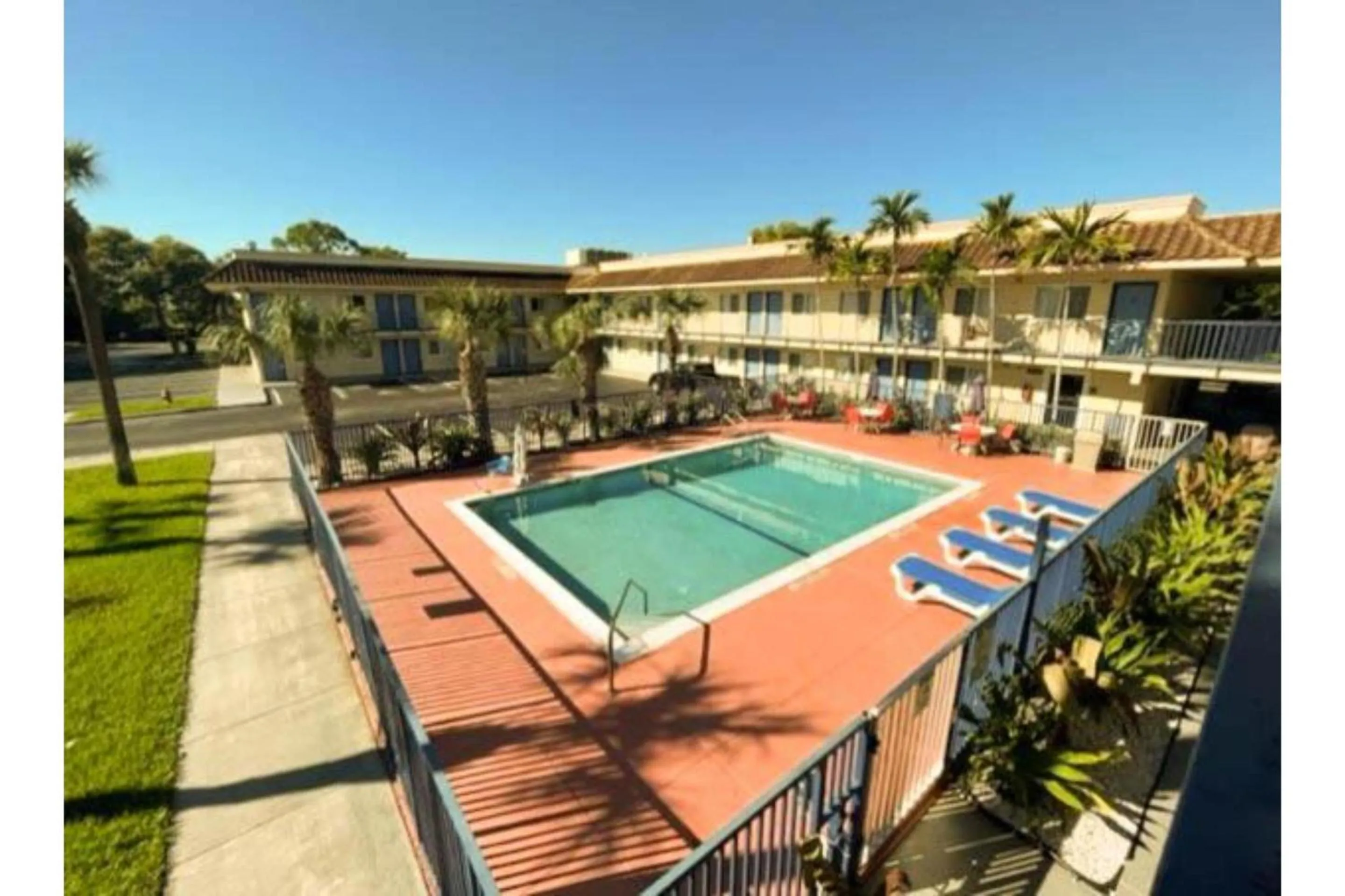 Swimming pool in Motel 6 Riviera Beach FL