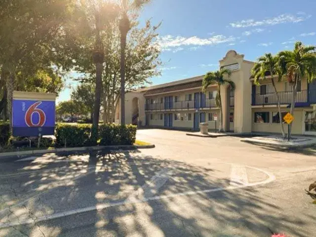 Property Building in Motel 6 Riviera Beach, FL