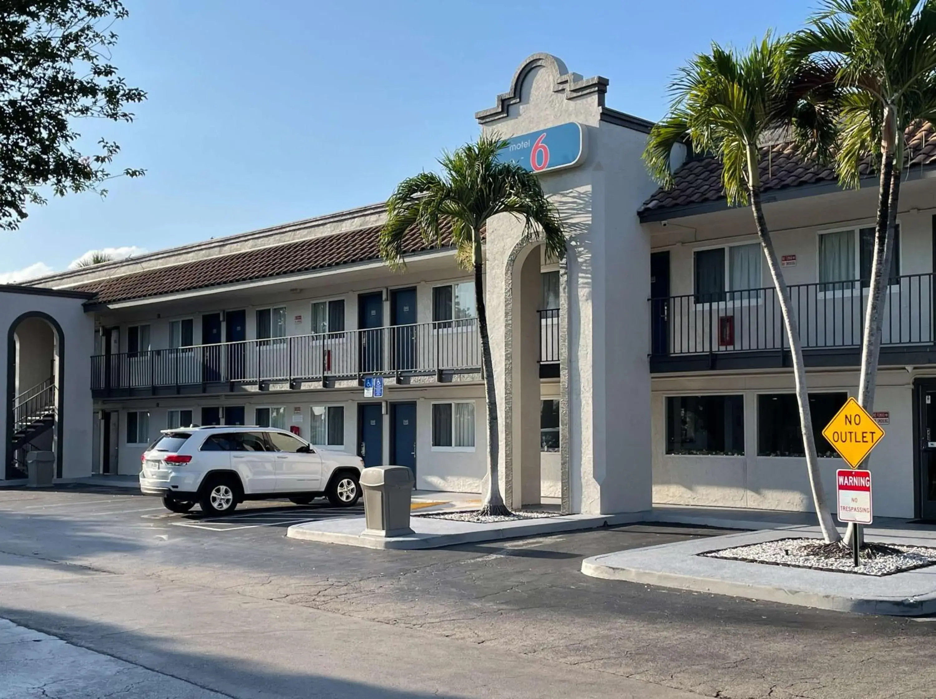 Property Building in Motel 6 Riviera Beach, FL