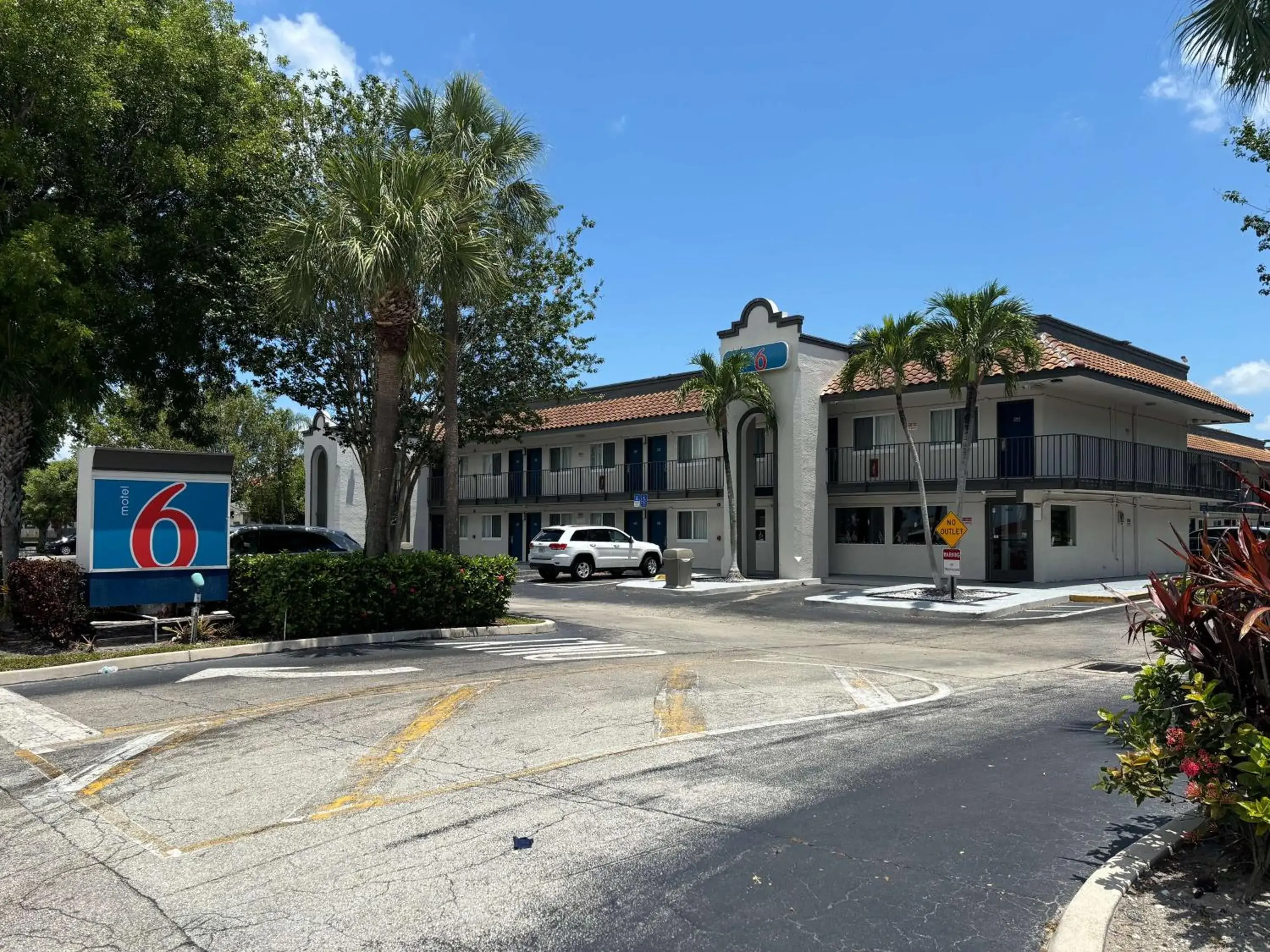 Property Building in Motel 6 Riviera Beach, FL