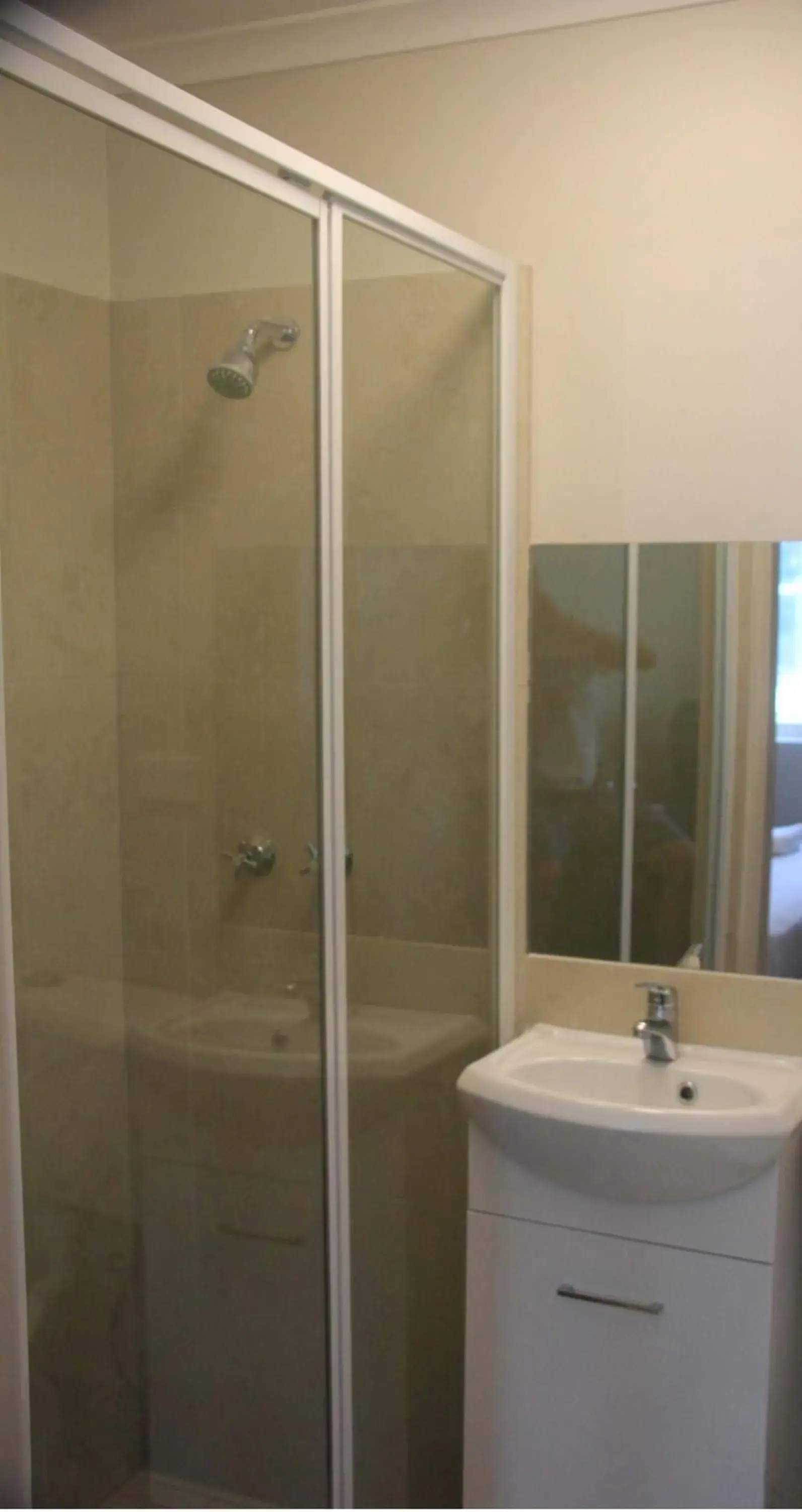 Twin Room in Greenwich Inn Motel Twin Room in Greenwich Inn Motel