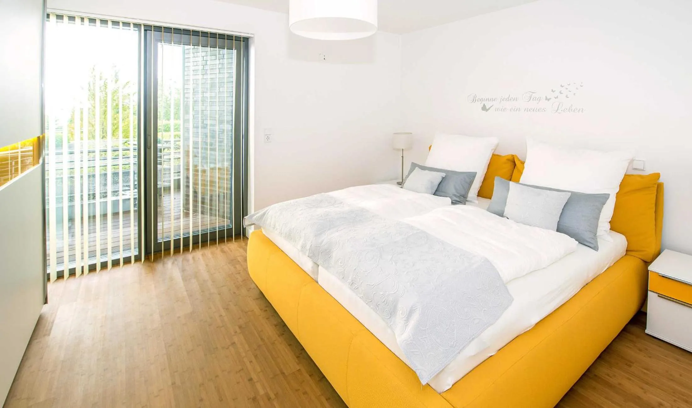 Bed in Exklusive Ferienwohnung mit Wasser