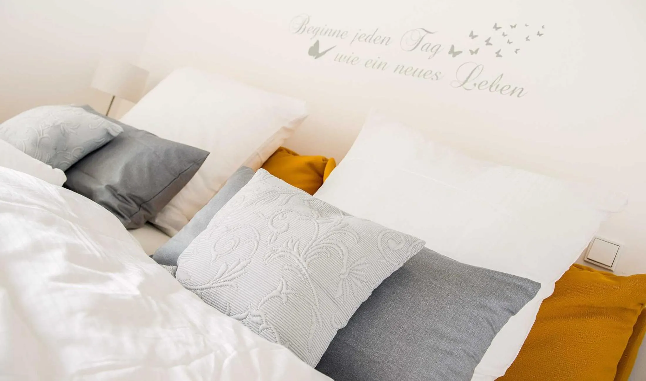 Bed in Exklusive Ferienwohnung mit Wasser