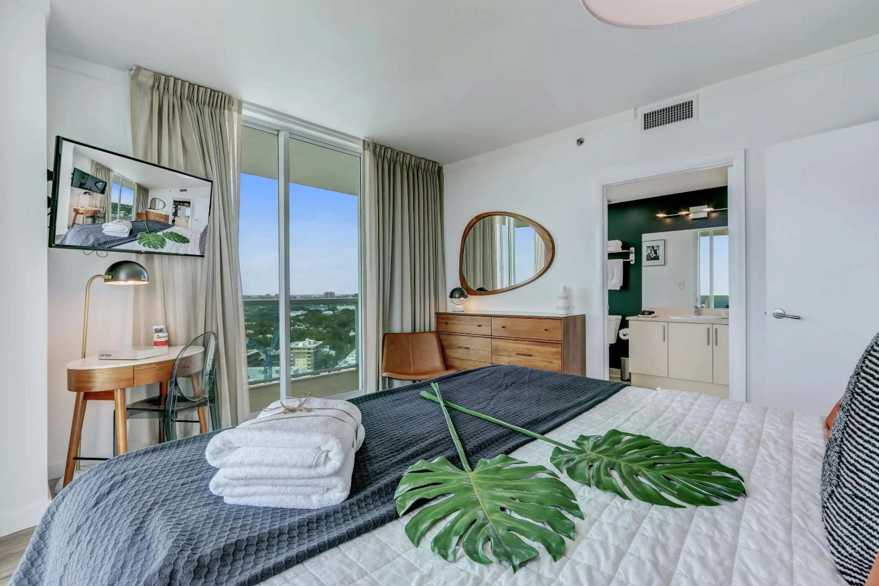 Bedroom, Bed in iCoconutGrove - Luxurious Vacation Rentals in Coconut Grove