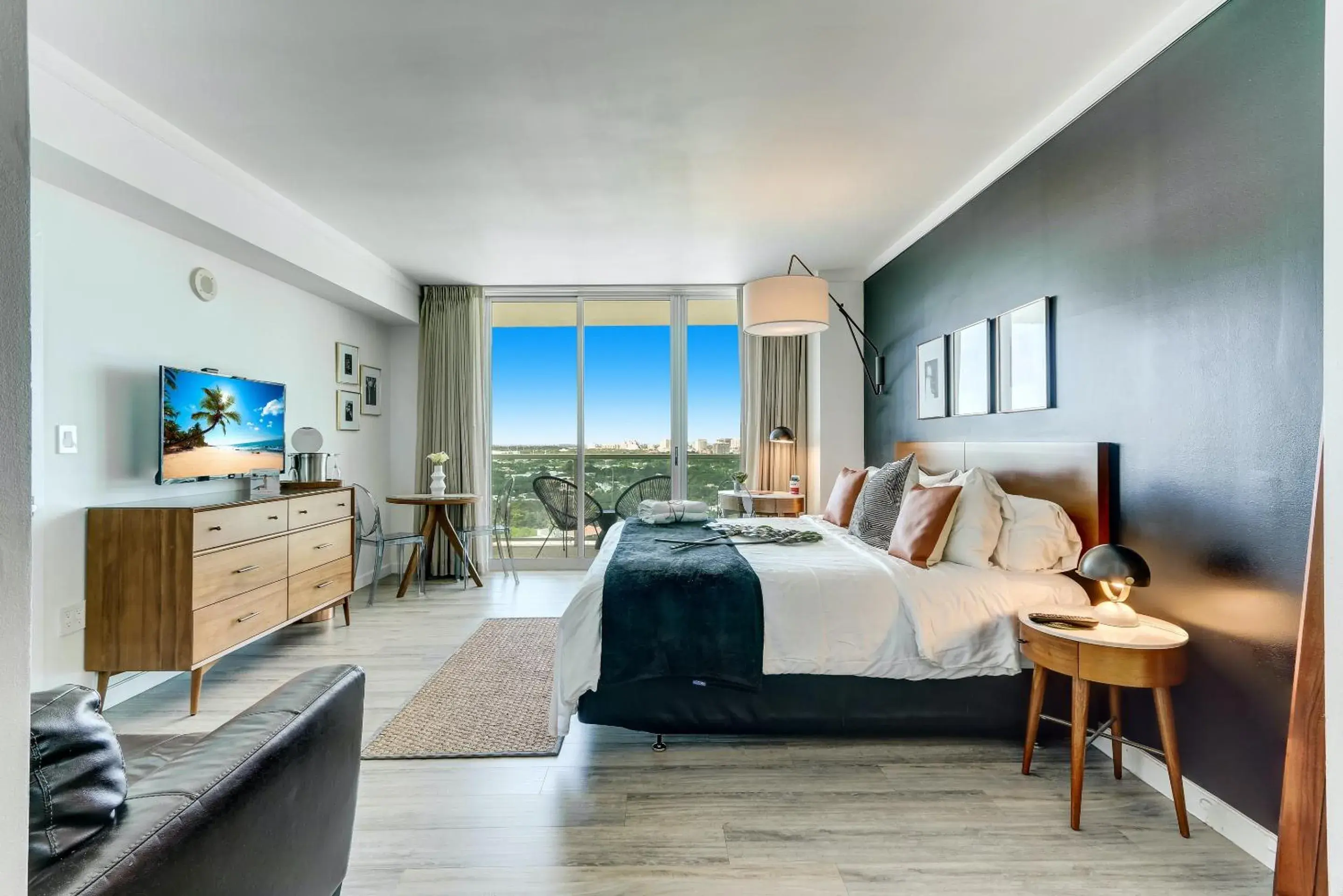 Bed in iCoconutGrove - Luxurious Vacation Rentals in Coconut Grove Bed in iCoconutGrove - Luxurious Vacation Rentals in Coconut Grove