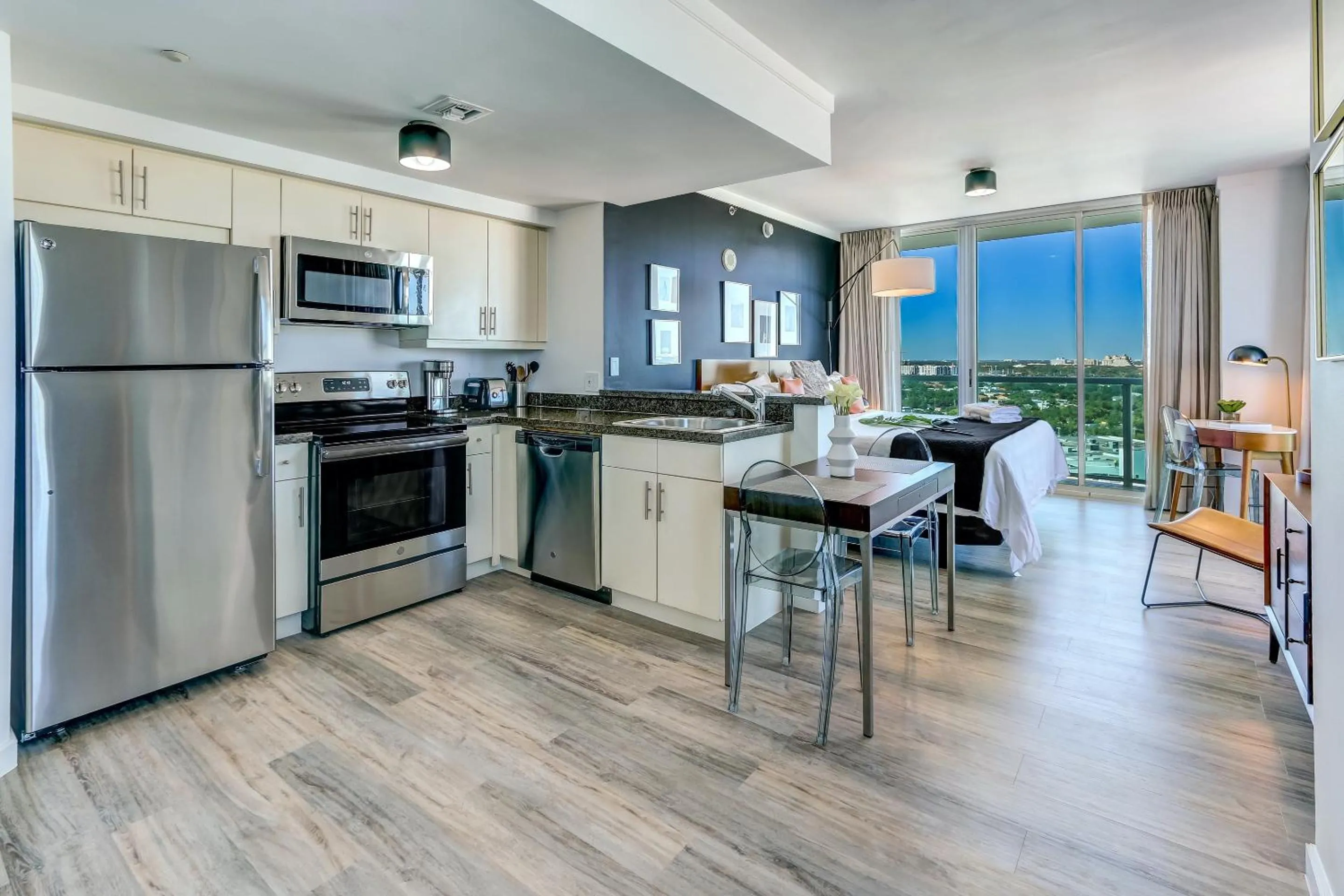 Photo of the whole room in iCoconutGrove - Luxurious Vacation Rentals in Coconut Grove