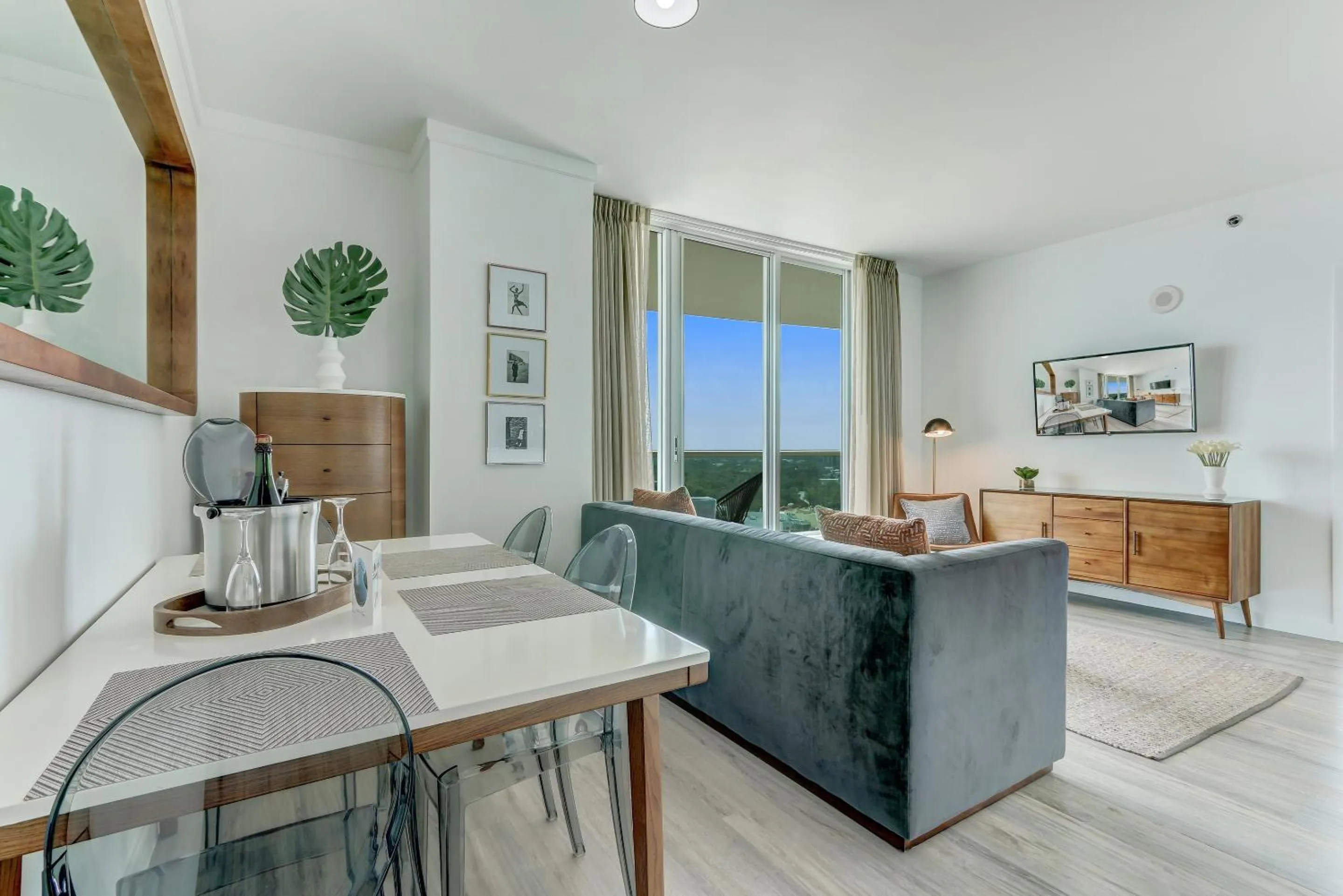 Living room in iCoconutGrove - Luxurious Vacation Rentals in Coconut Grove