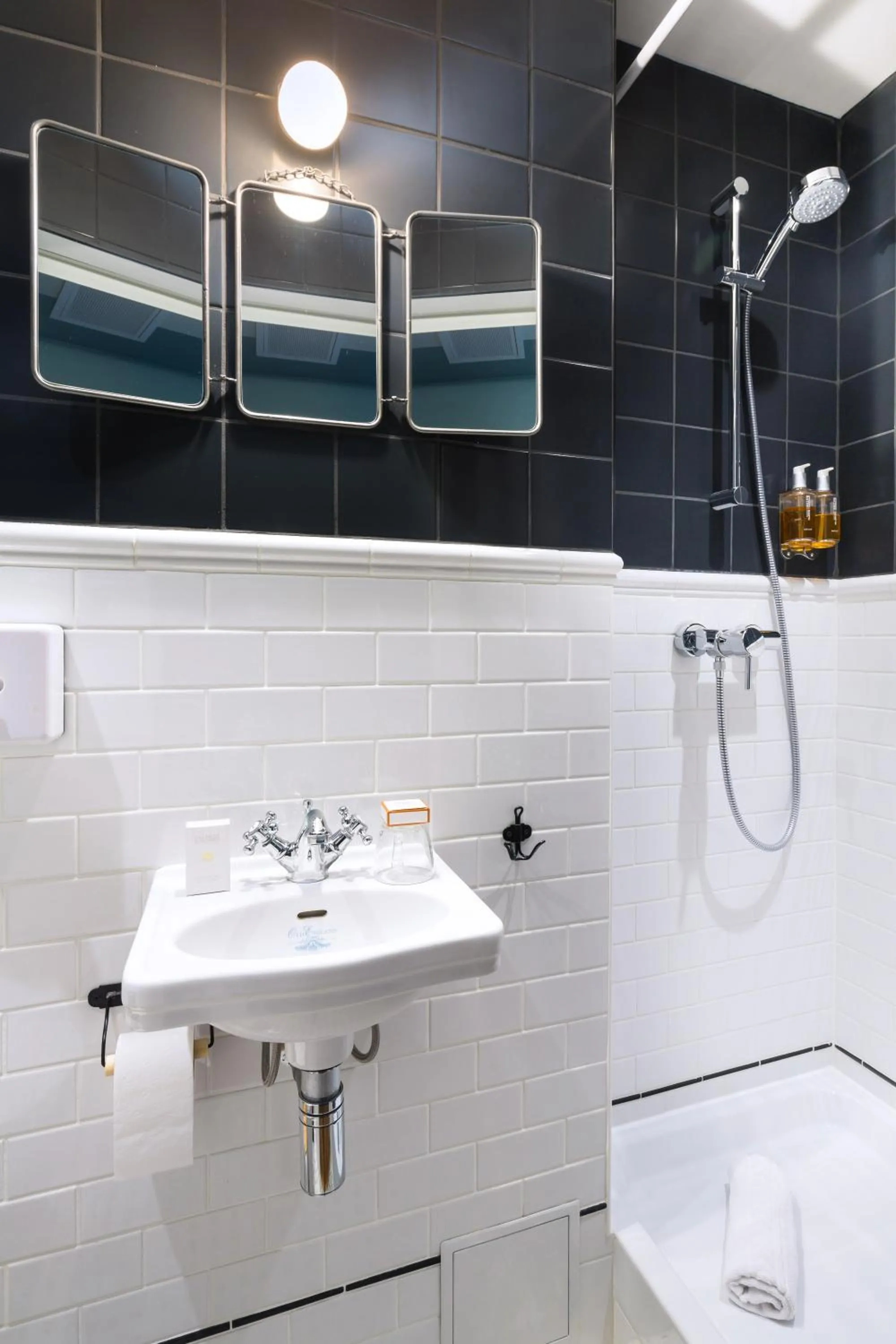 Shower in Hôtel Silky by HappyCulture