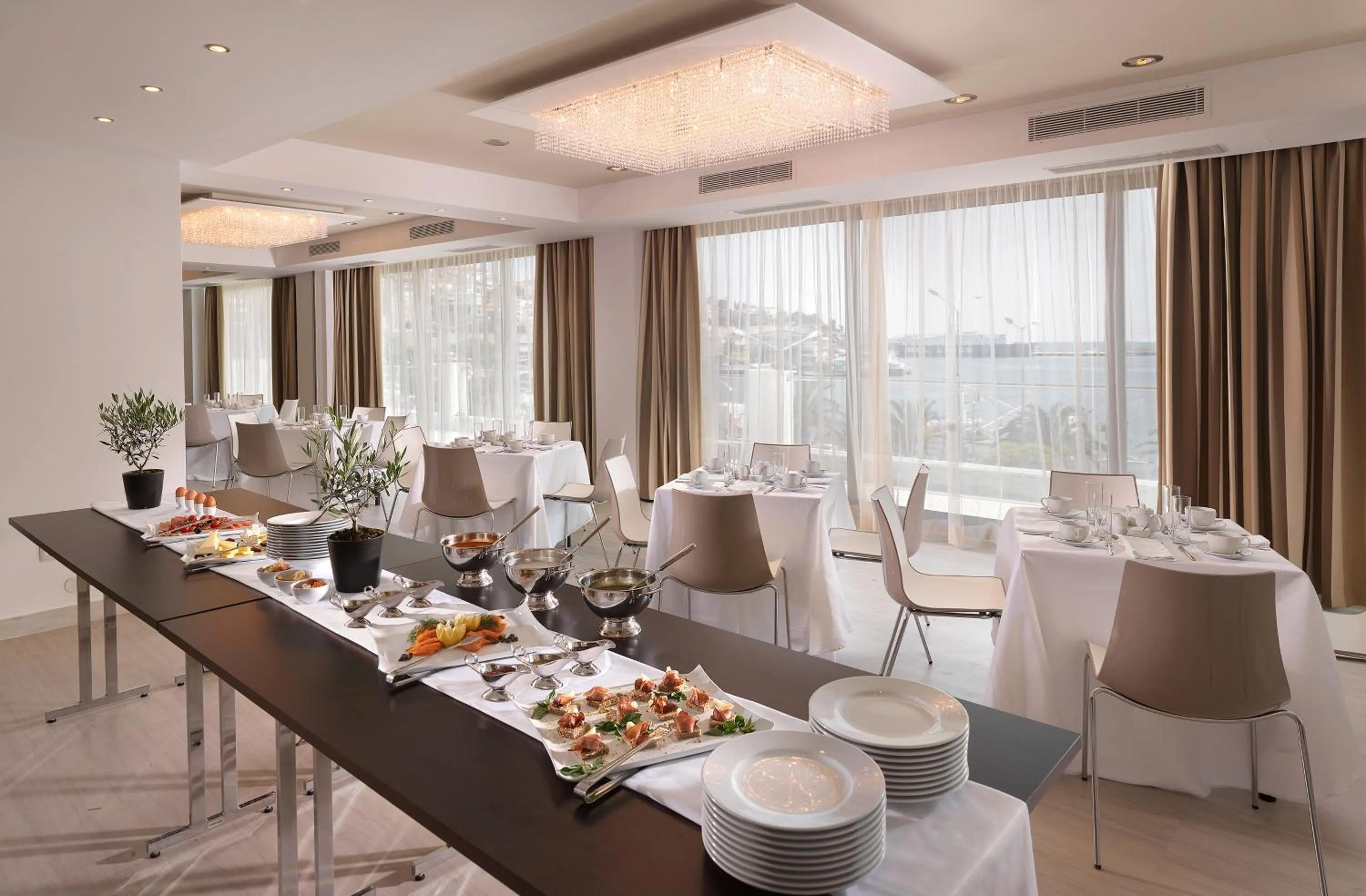 Restaurant/places to eat in Airotel Galaxy