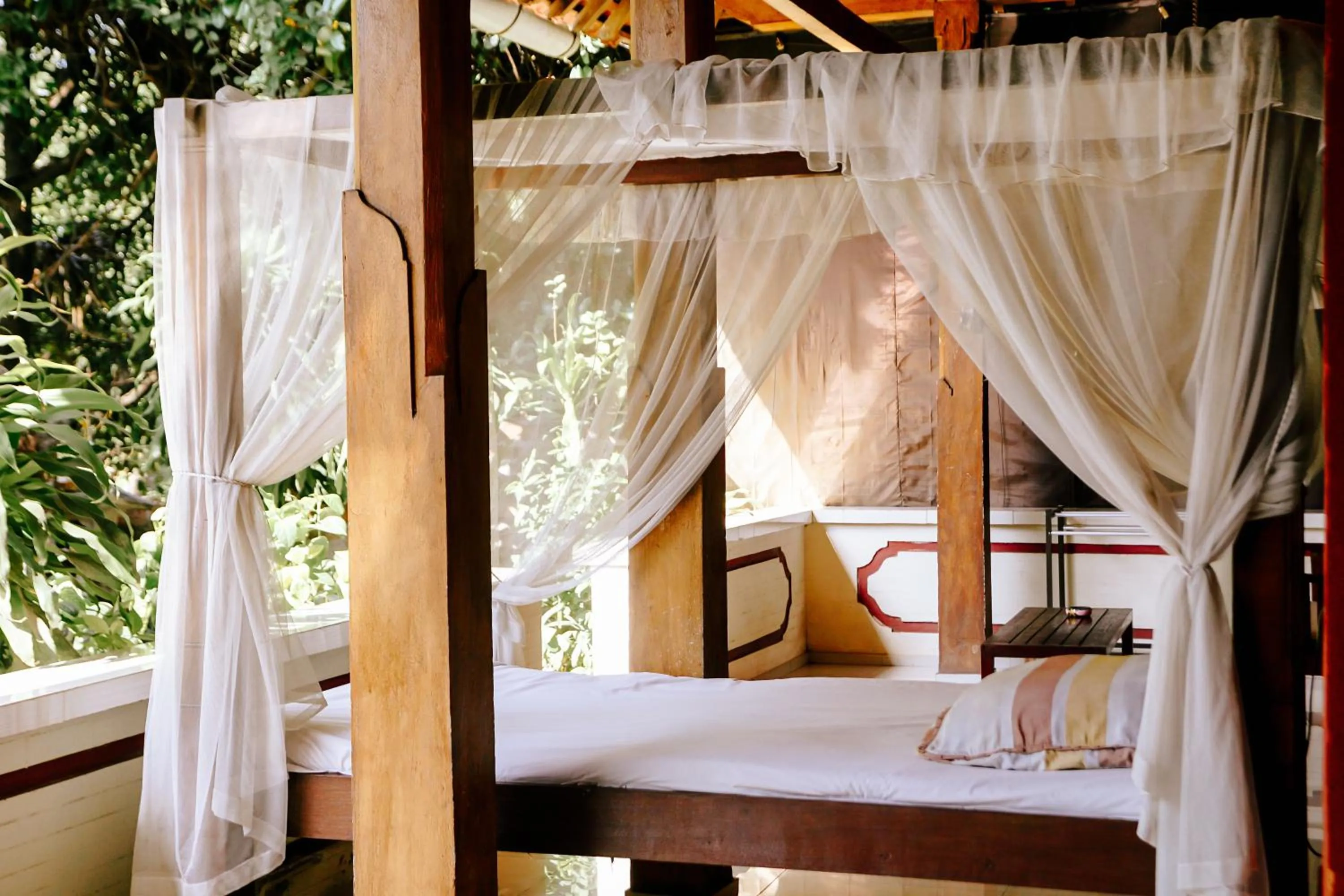 Patio, Bed in Amed Cafe & Hotel Kebun Wayan