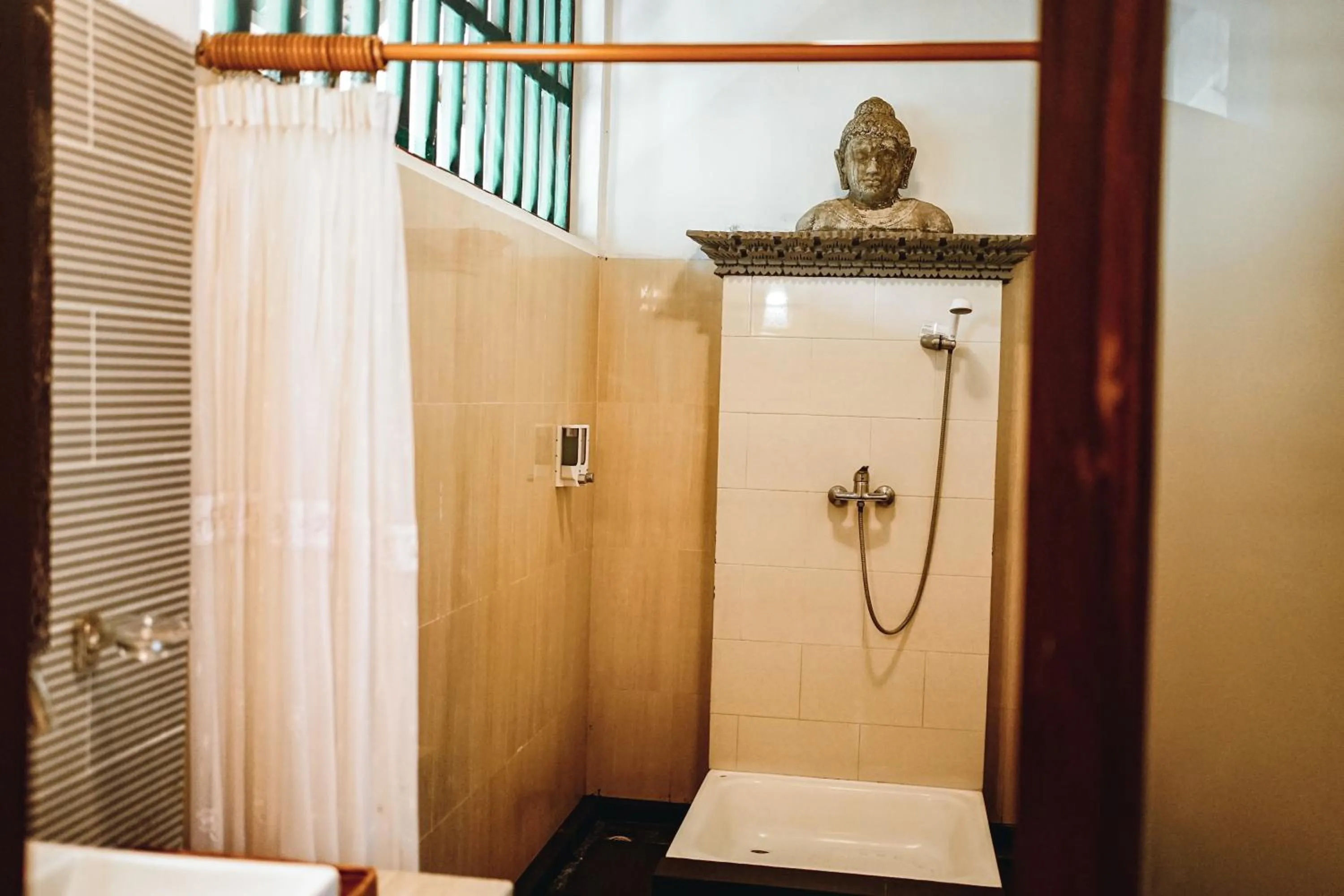 Shower in Amed Cafe & Hotel Kebun Wayan