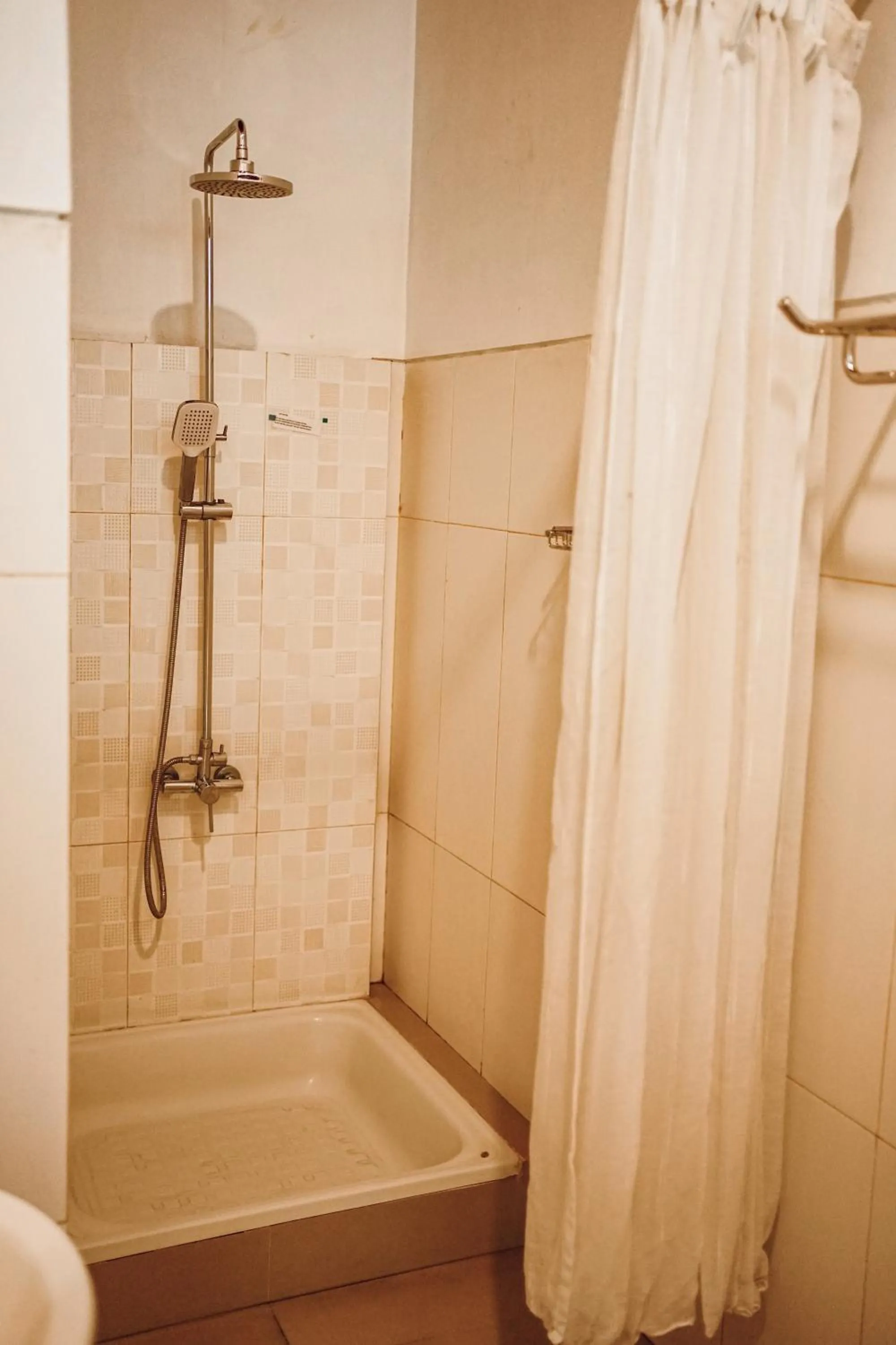 Shower in Amed Cafe & Hotel Kebun Wayan