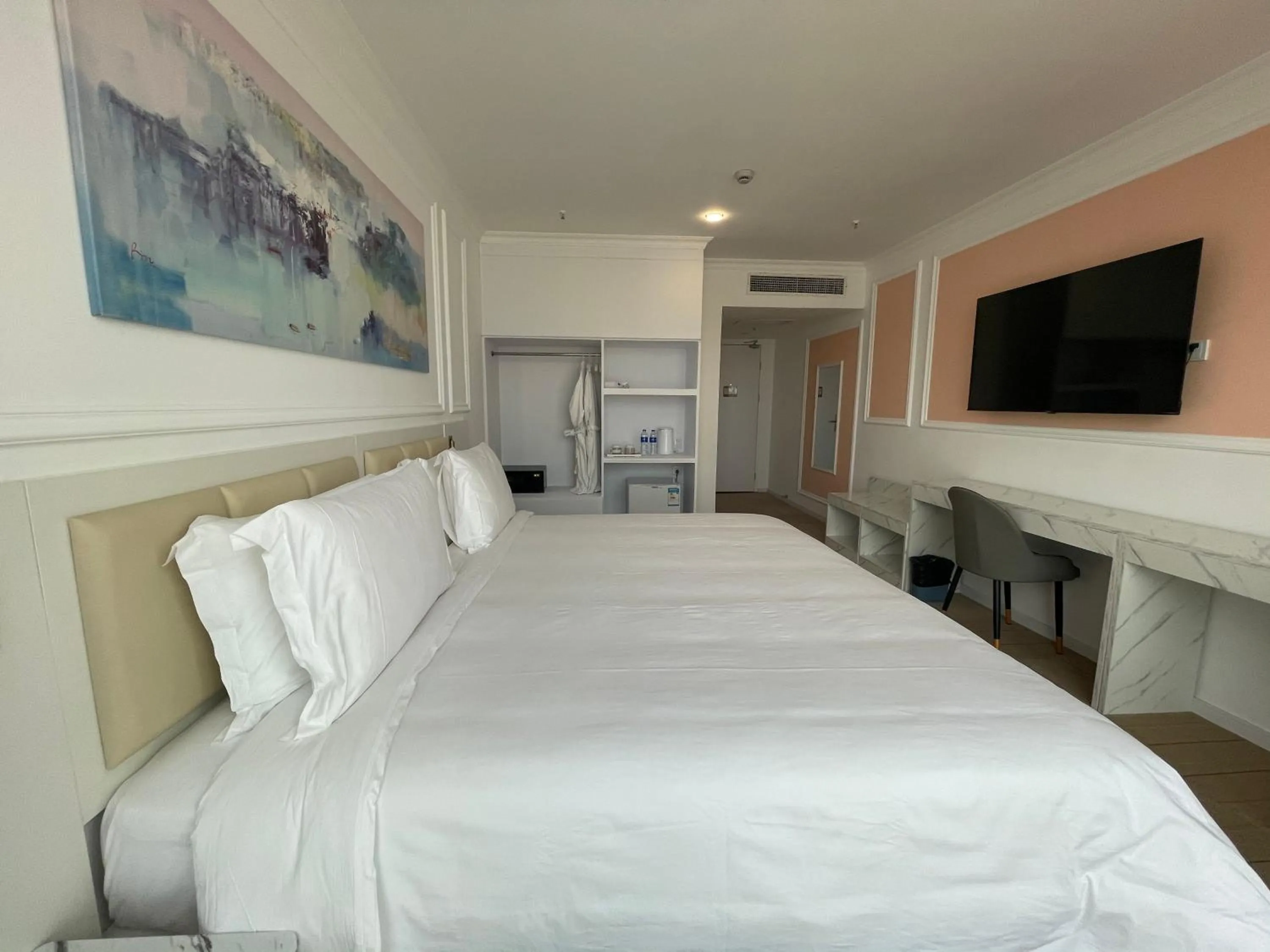 Deluxe King Room in Magnificent International Hotel