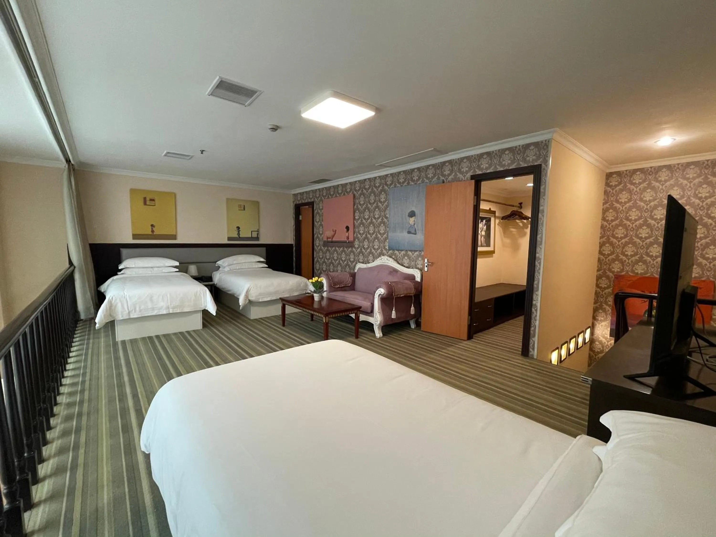 Bedroom, Bed in Magnificent International Hotel