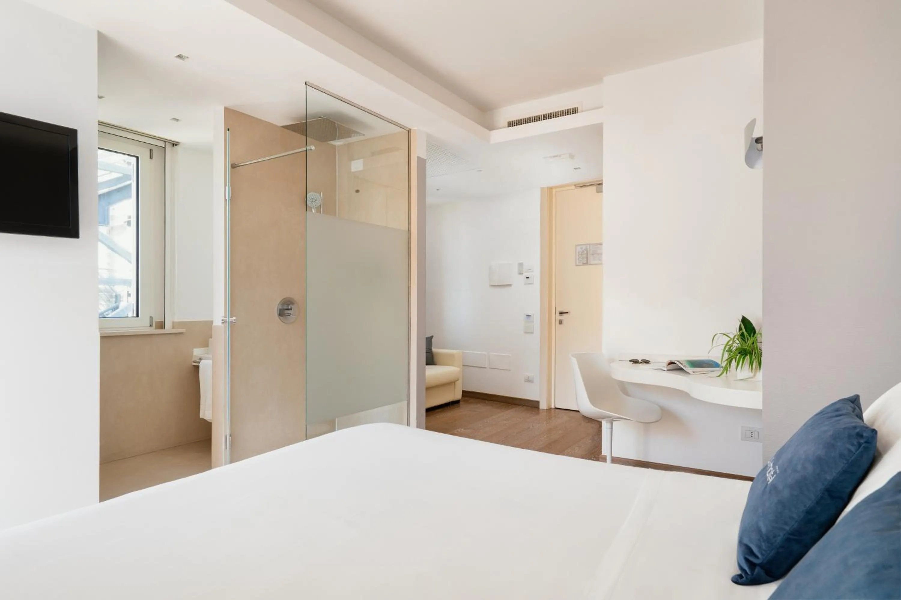 Photo of the whole room, Bed in Life Hotel Seaview & Spa