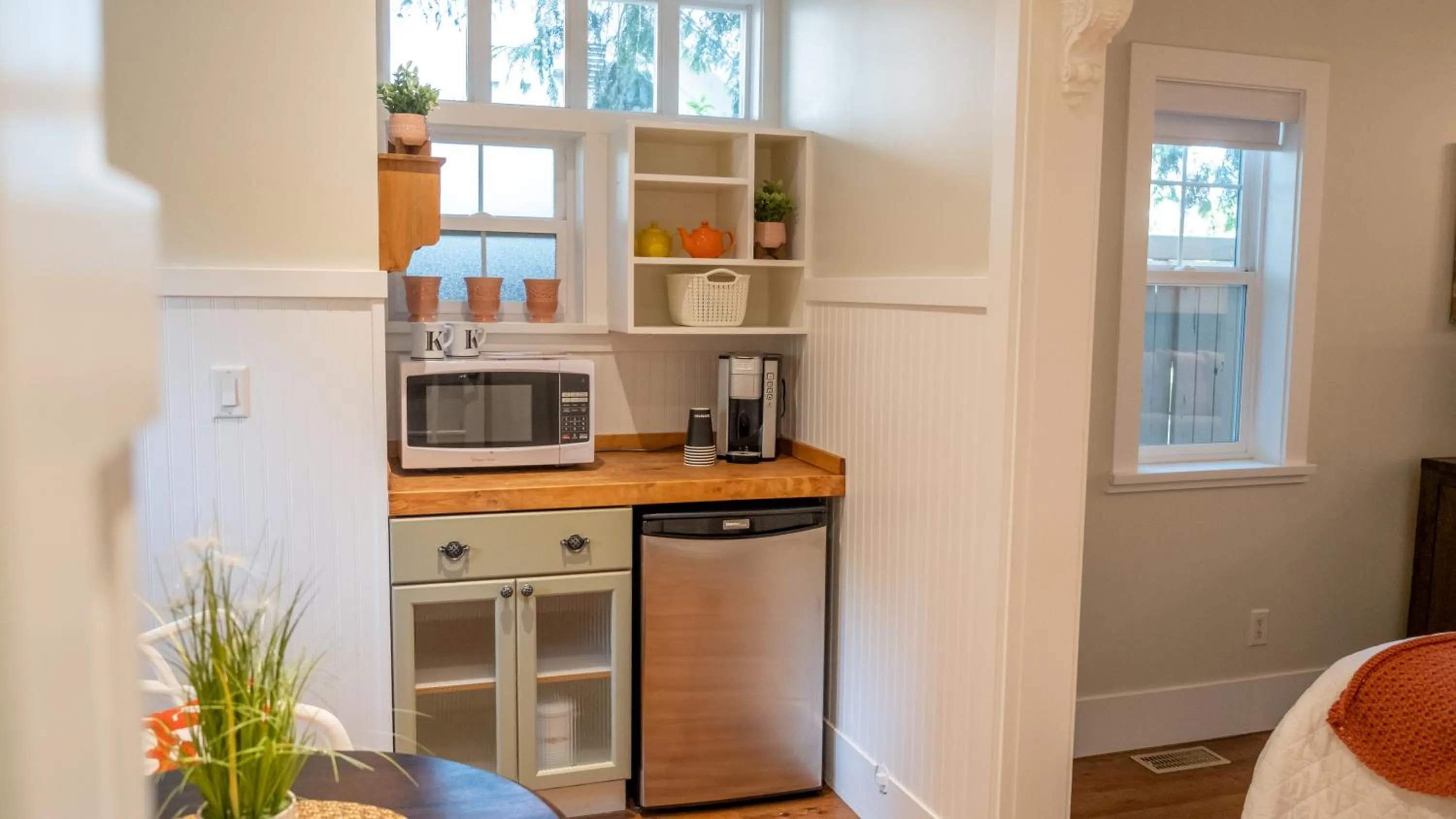 Kitchen or kitchenette in Kelowna Bed & Breakfast - CHATHAM HOUSE