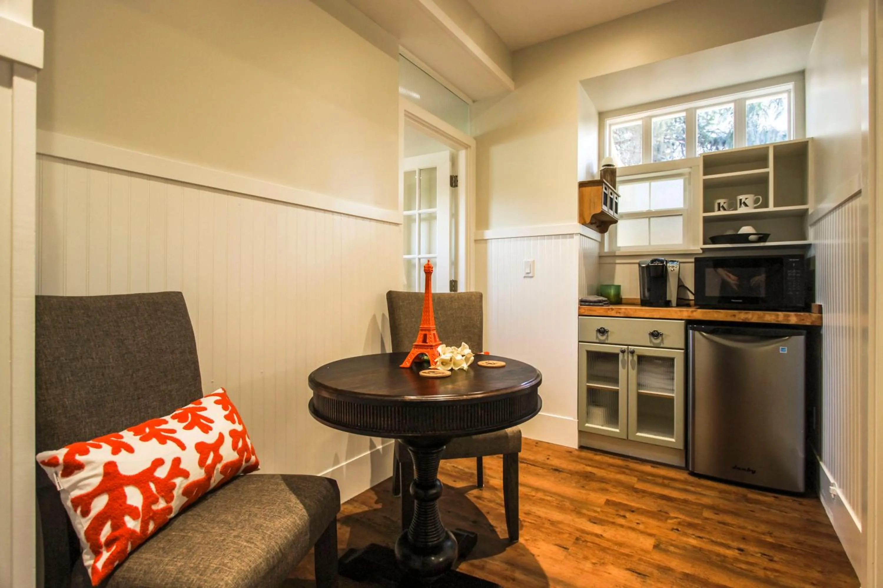 Kitchen or kitchenette in Kelowna Bed & Breakfast - CHATHAM HOUSE