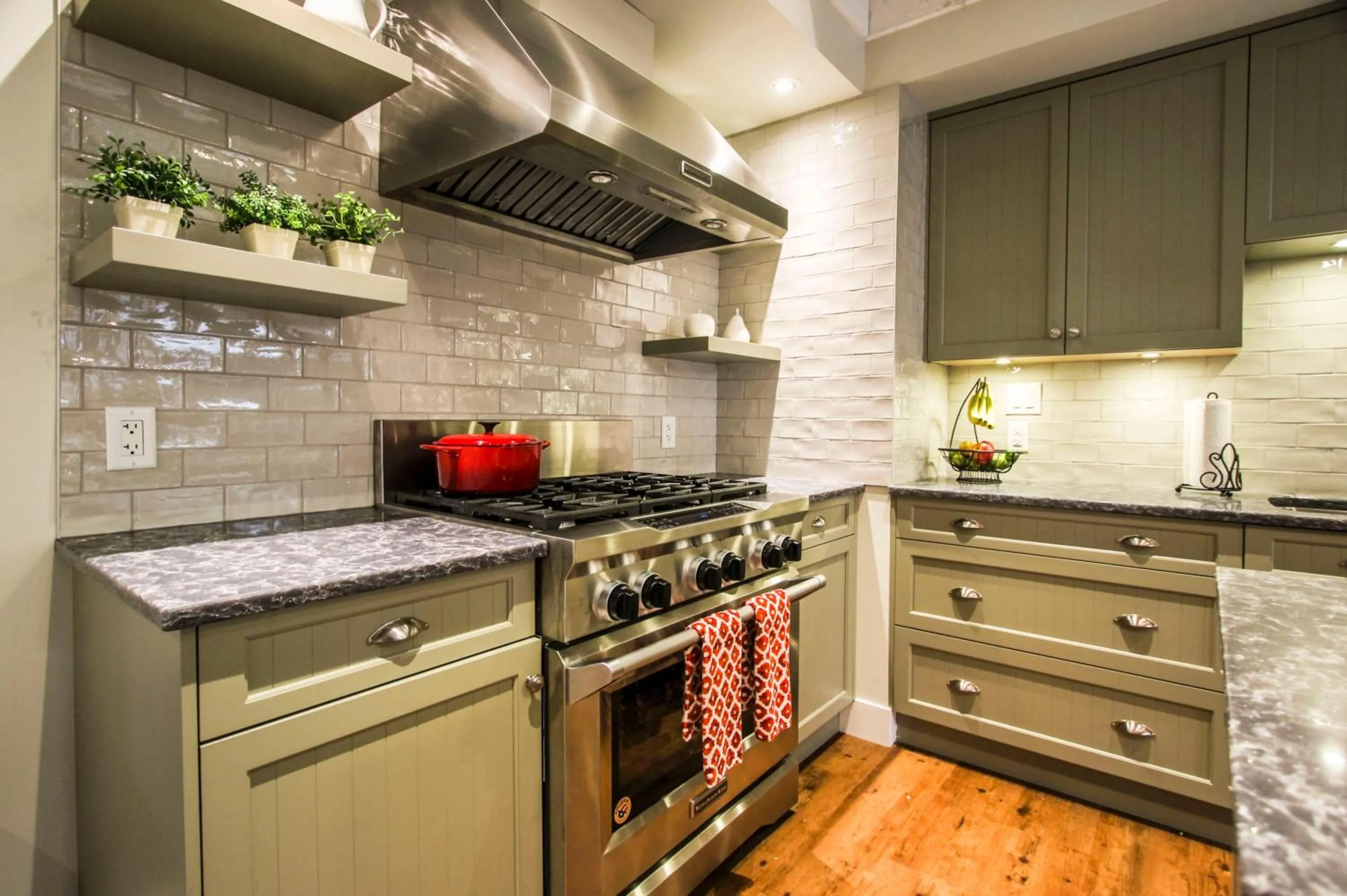 Kitchen or kitchenette in Kelowna Bed & Breakfast - CHATHAM HOUSE