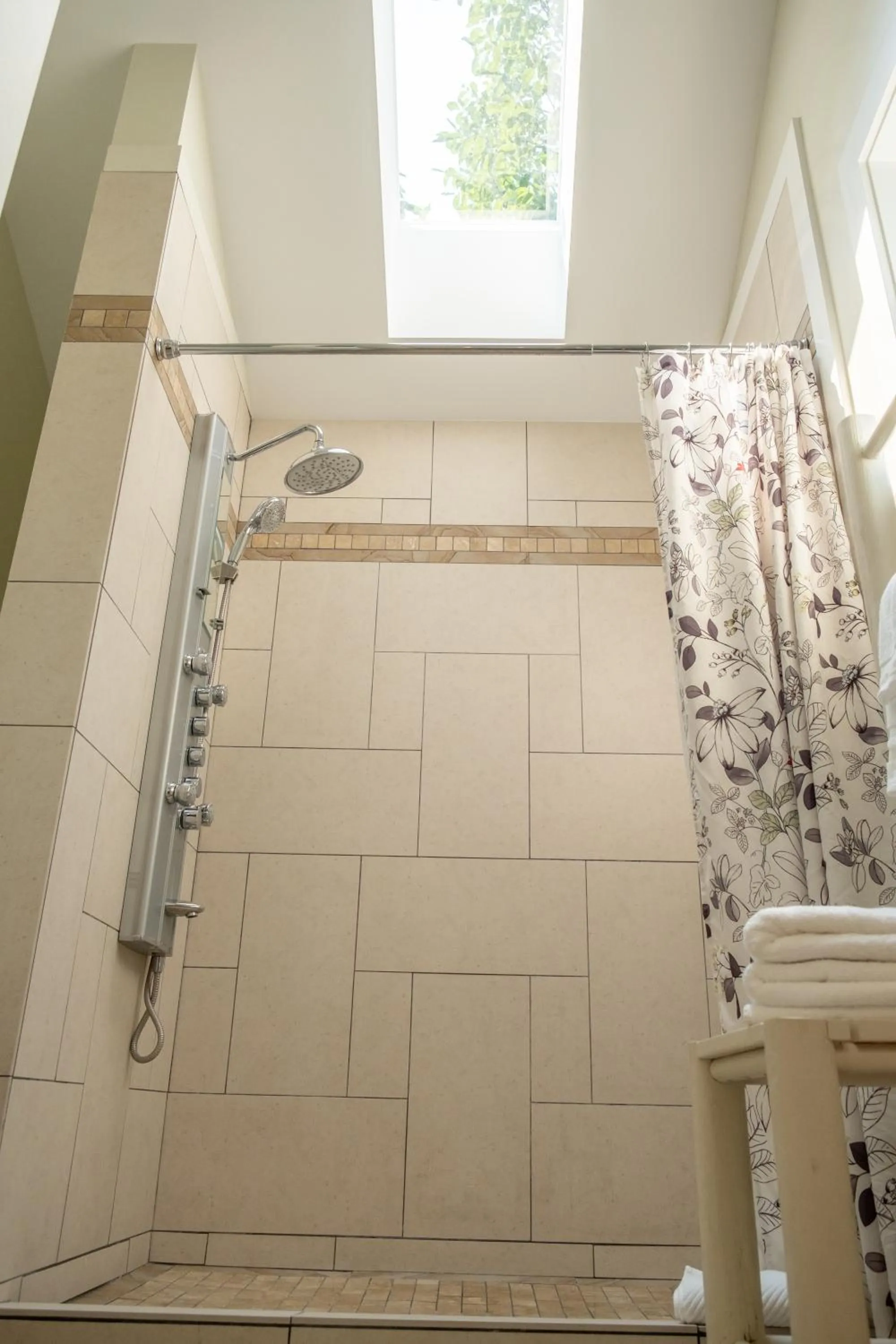 Shower in Kelowna Bed & Breakfast - CHATHAM HOUSE