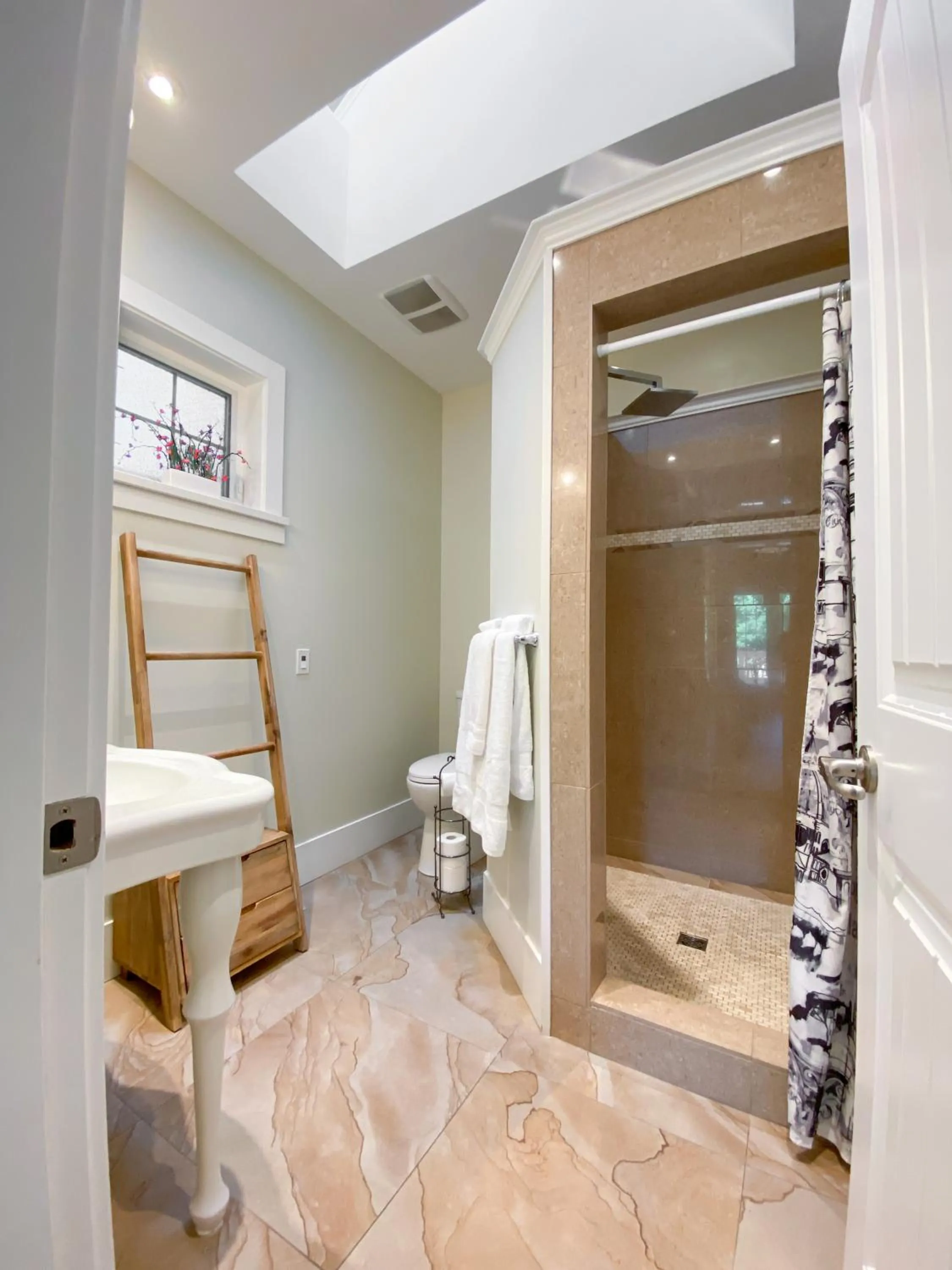 Bathroom in Kelowna Bed & Breakfast - CHATHAM HOUSE