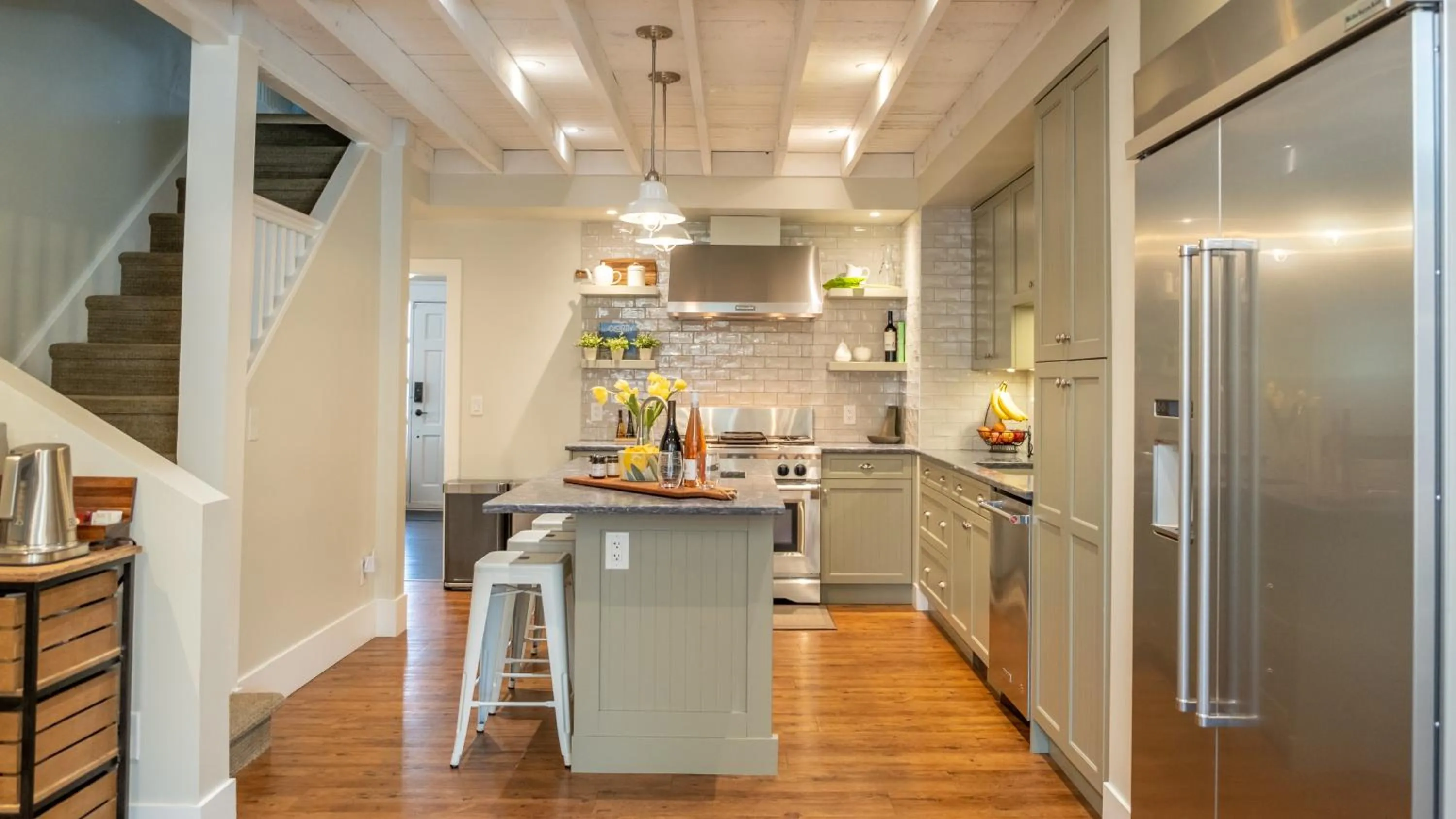 Kitchen or kitchenette in Kelowna Bed & Breakfast - CHATHAM HOUSE