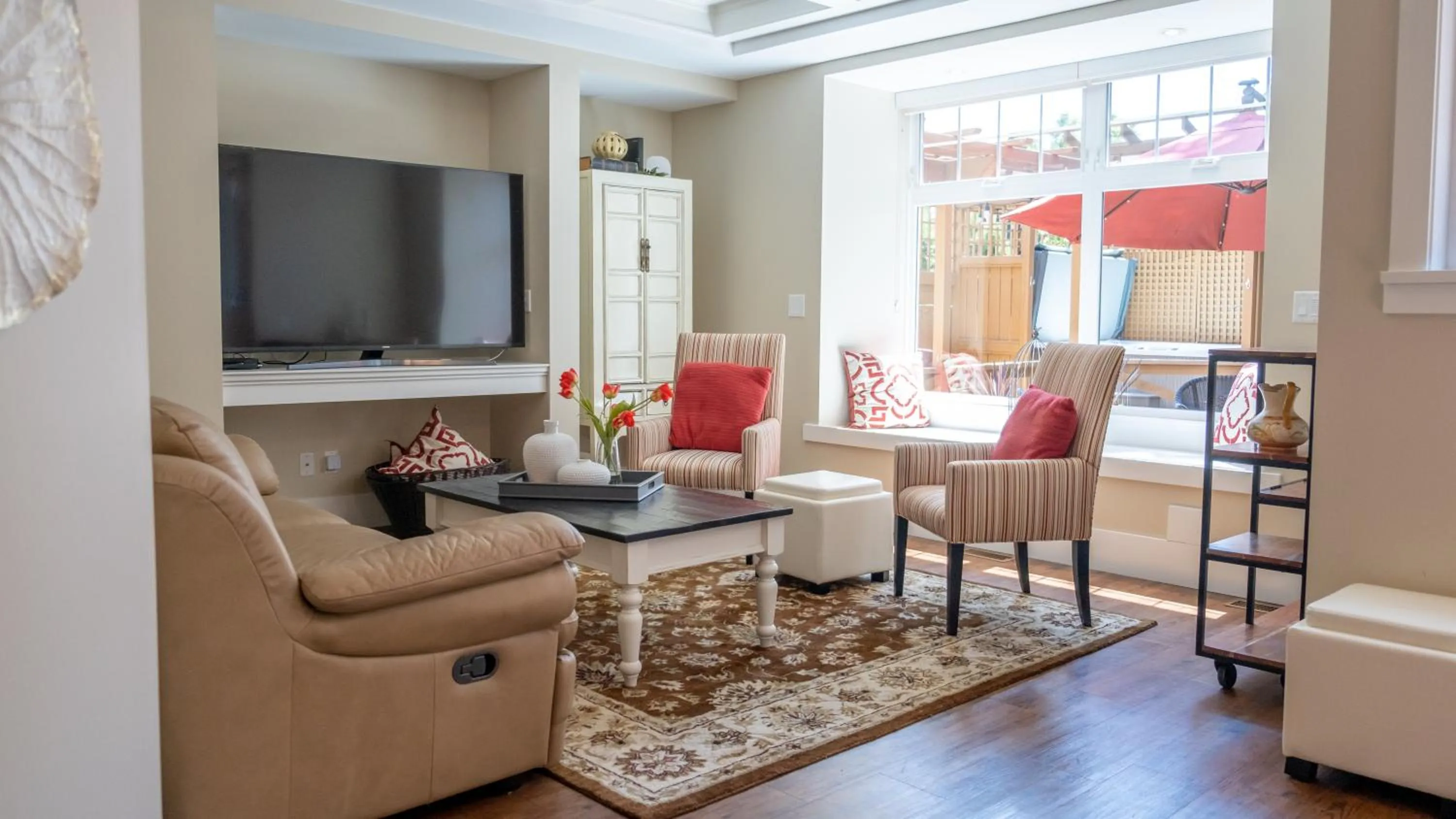 Communal lounge/ TV room in Kelowna Bed & Breakfast - CHATHAM HOUSE