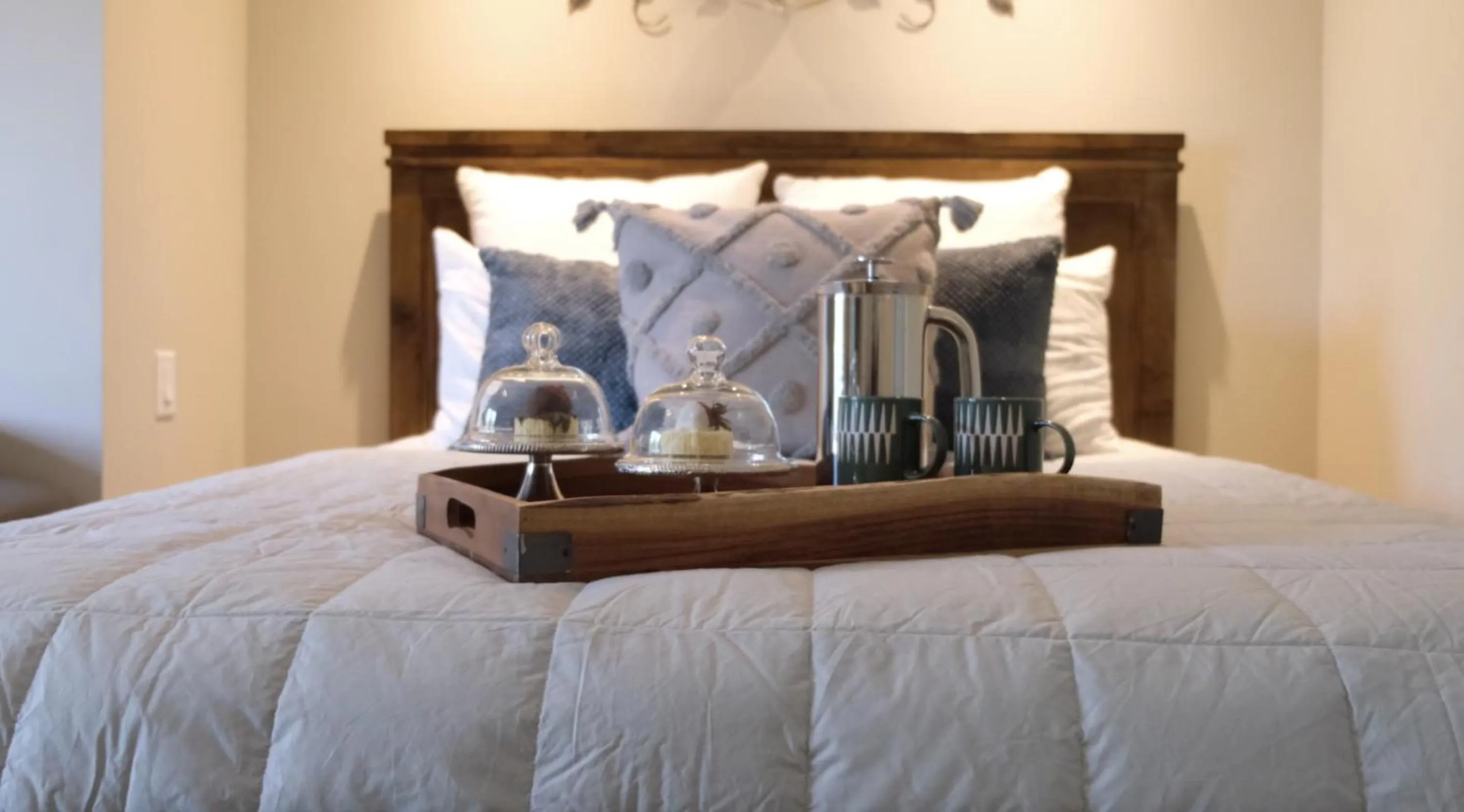 Bedroom, Bed in Kelowna Bed & Breakfast - CHATHAM HOUSE