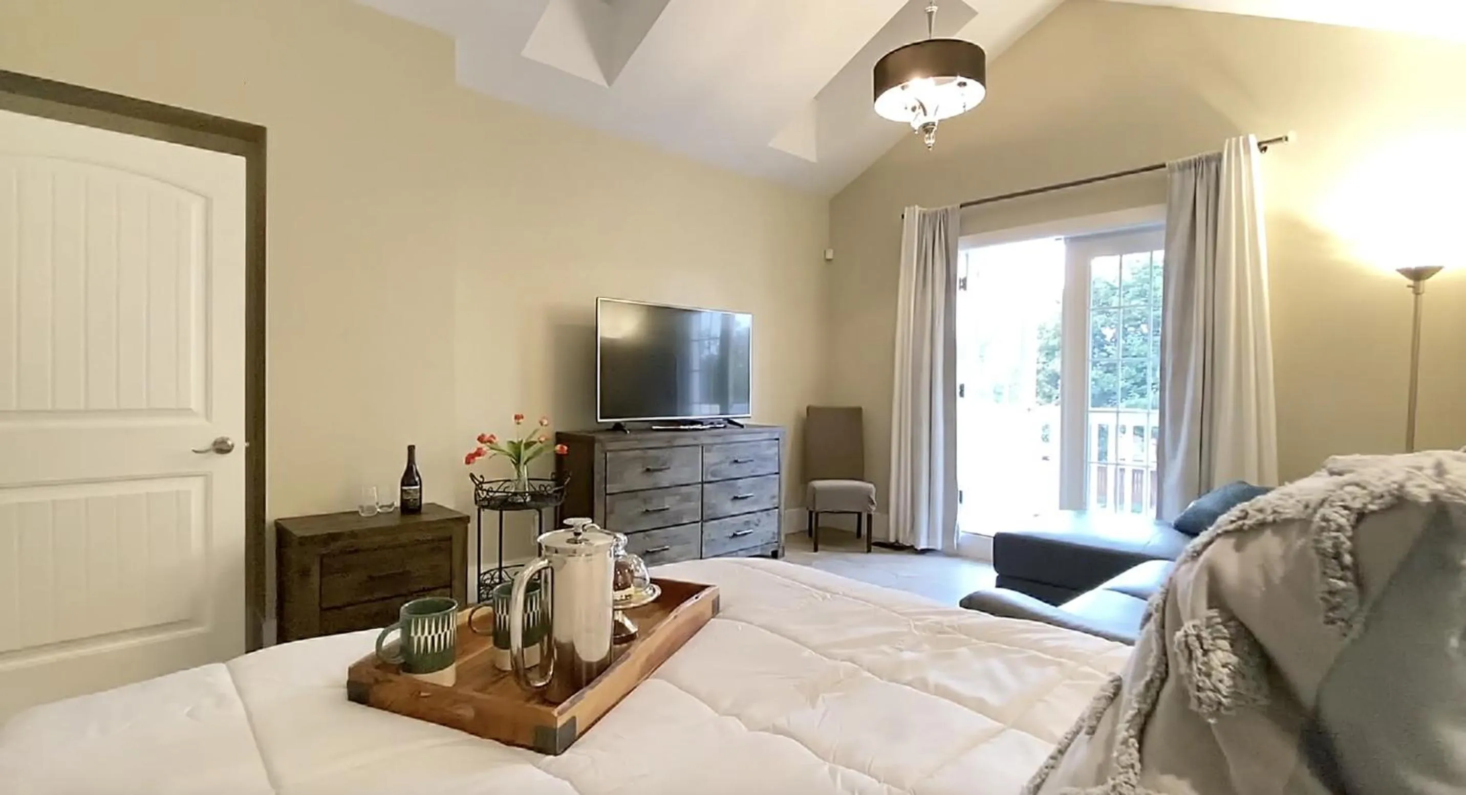 Photo of the whole room, Bed in Kelowna Bed & Breakfast - CHATHAM HOUSE