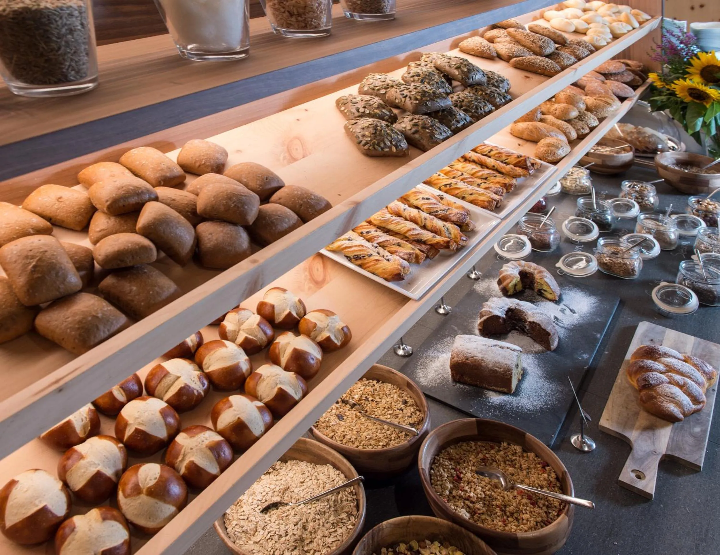 Buffet breakfast in DAS GERSTL Alpine Retreat