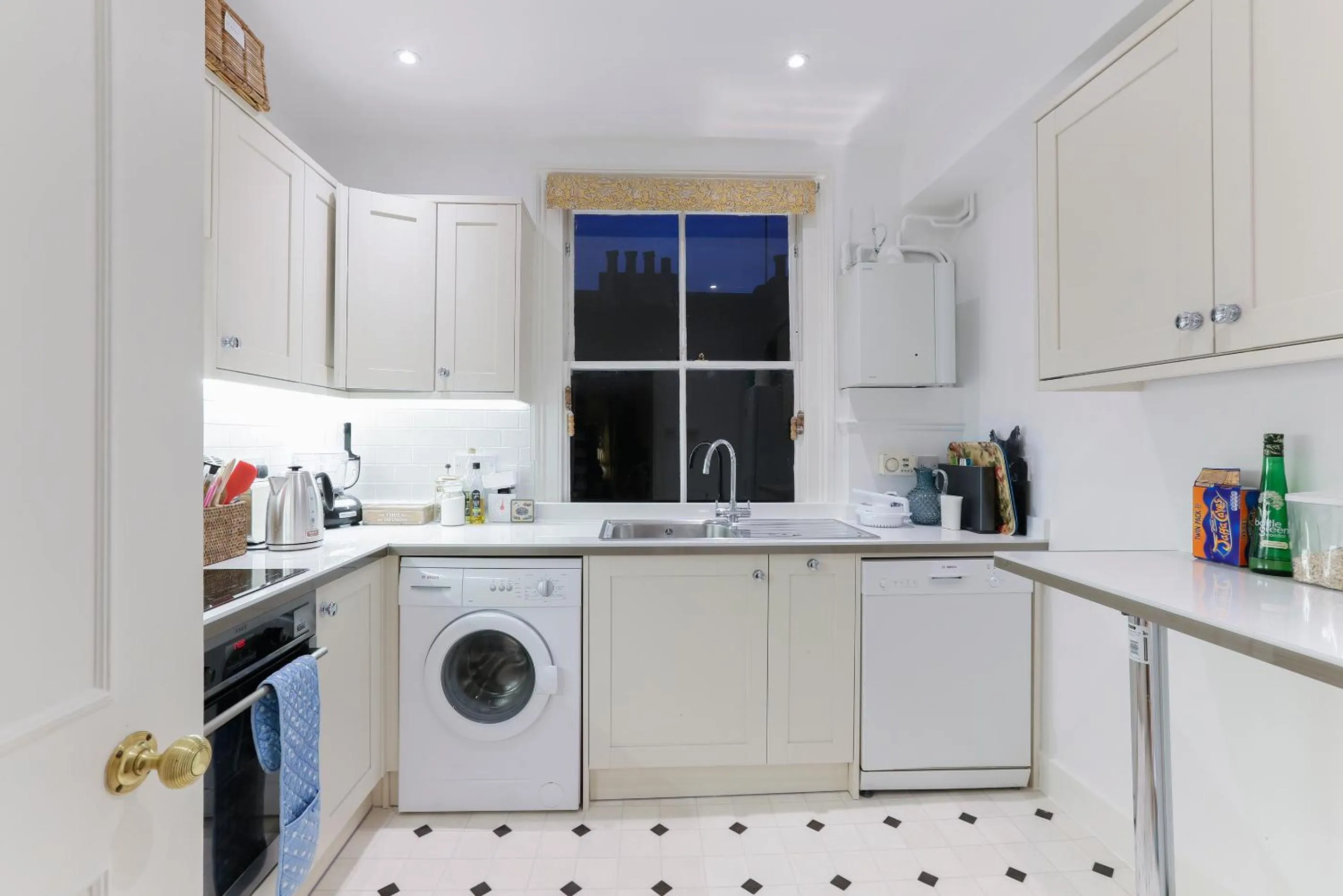 Kitchen or kitchenette in Attractive Chelsea apartment for four