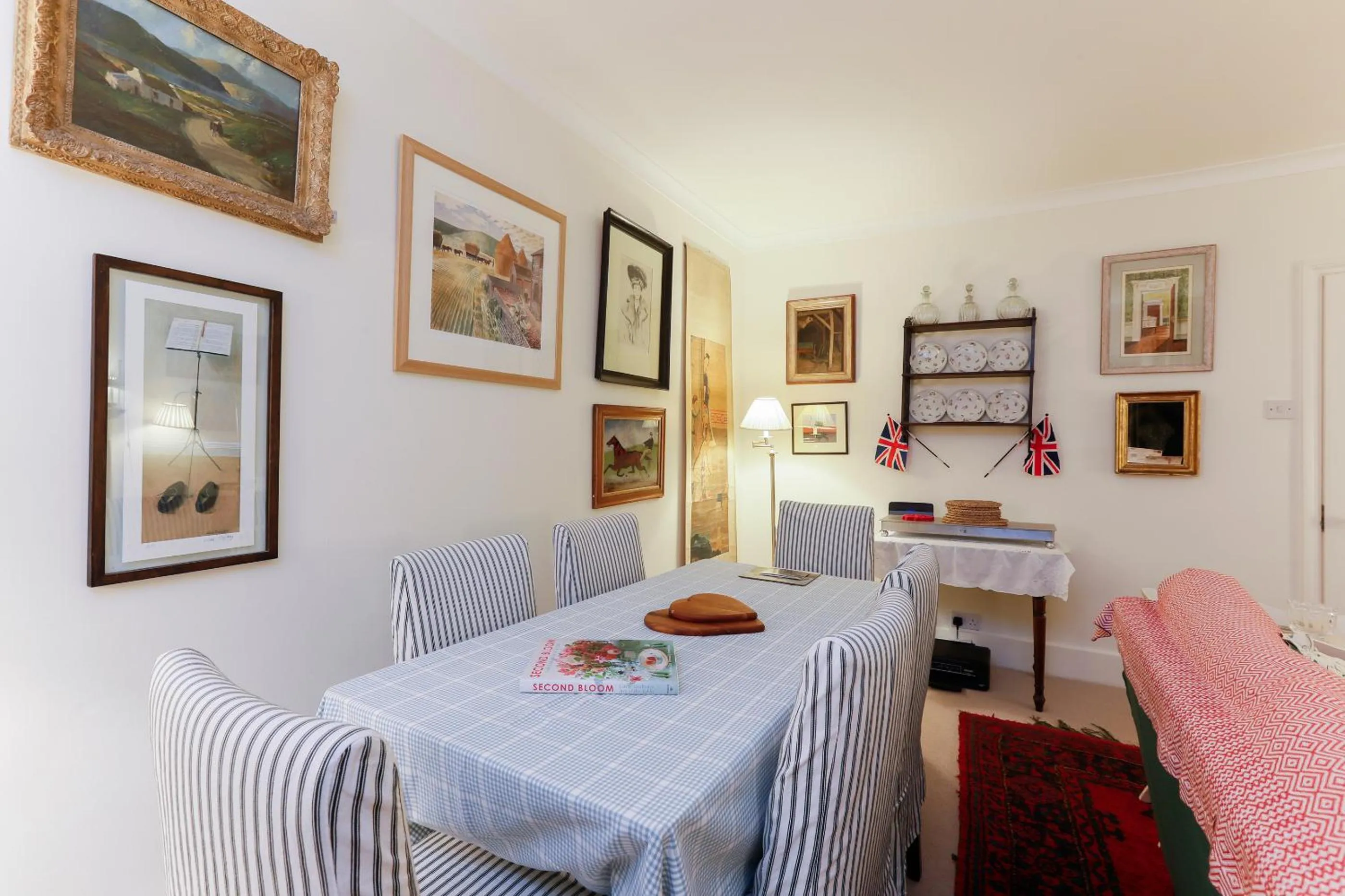 Dining area in Attractive Chelsea apartment for four