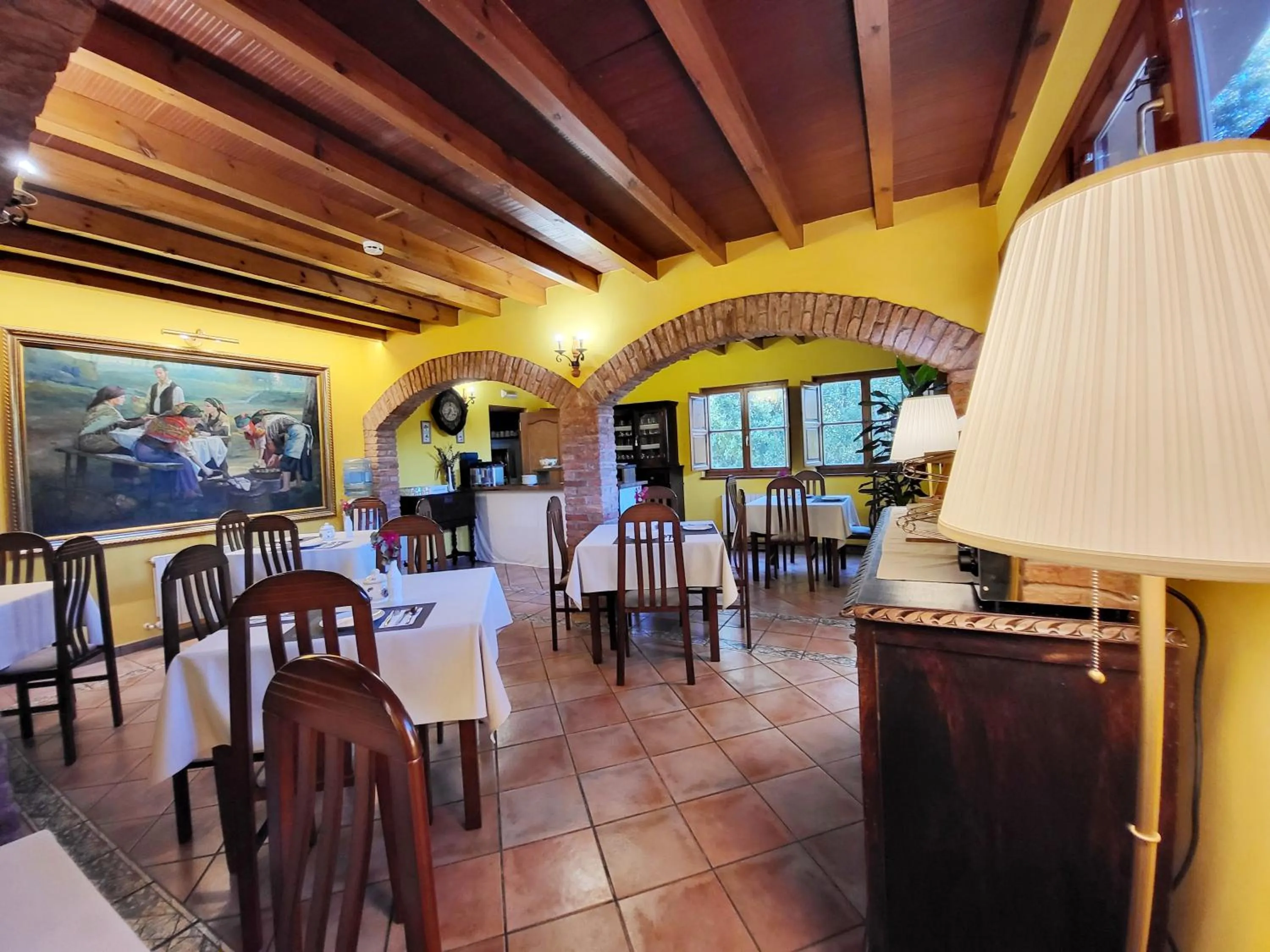 Dining area in La Biesca Sebreñu