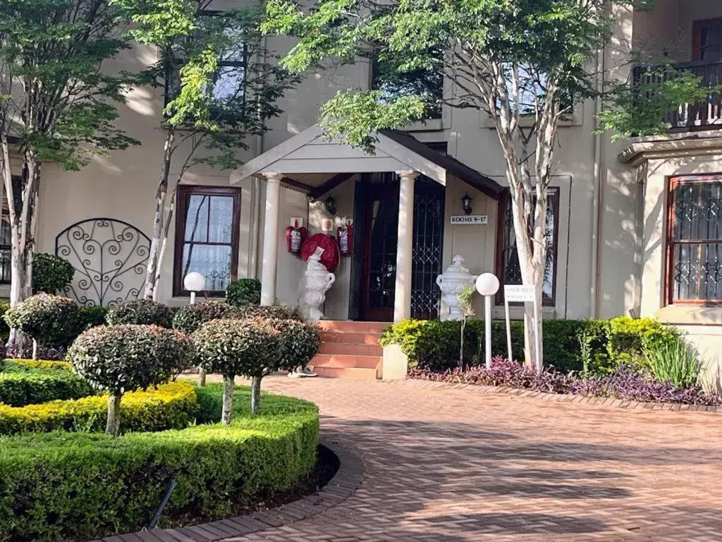 Facade/entrance in Hole In One Facade/entrance in Hole In One