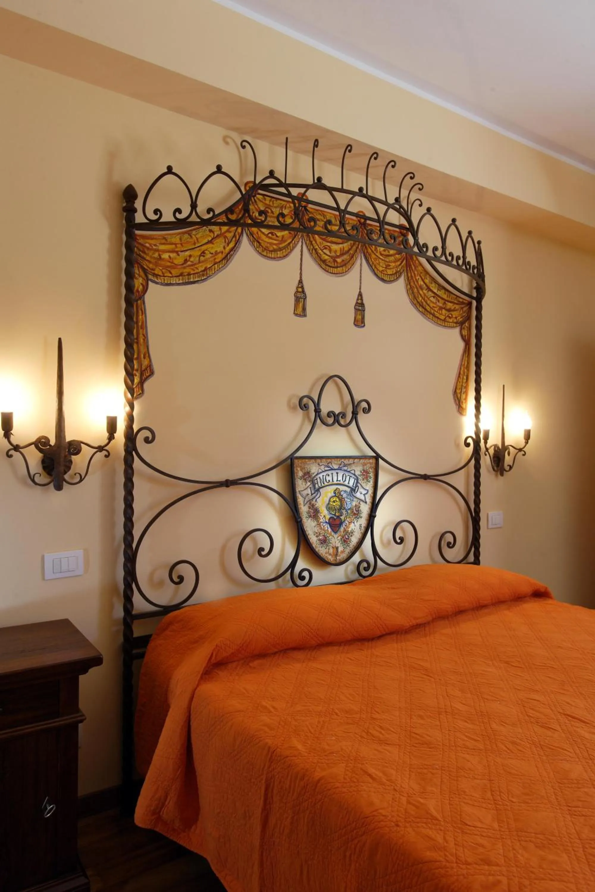 Photo of the whole room, Bed in Borgo Medievale