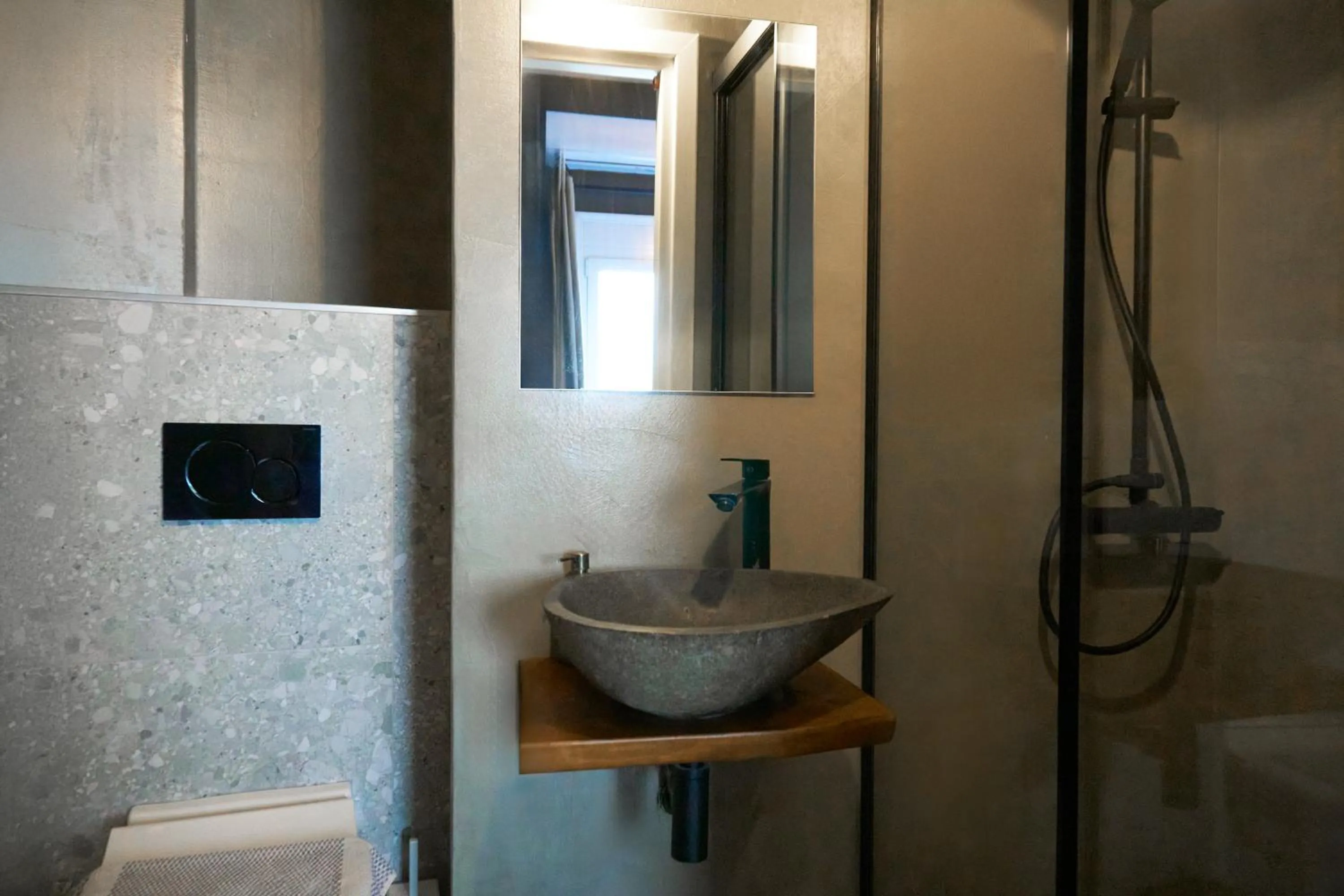 Shower in So Young Hostel