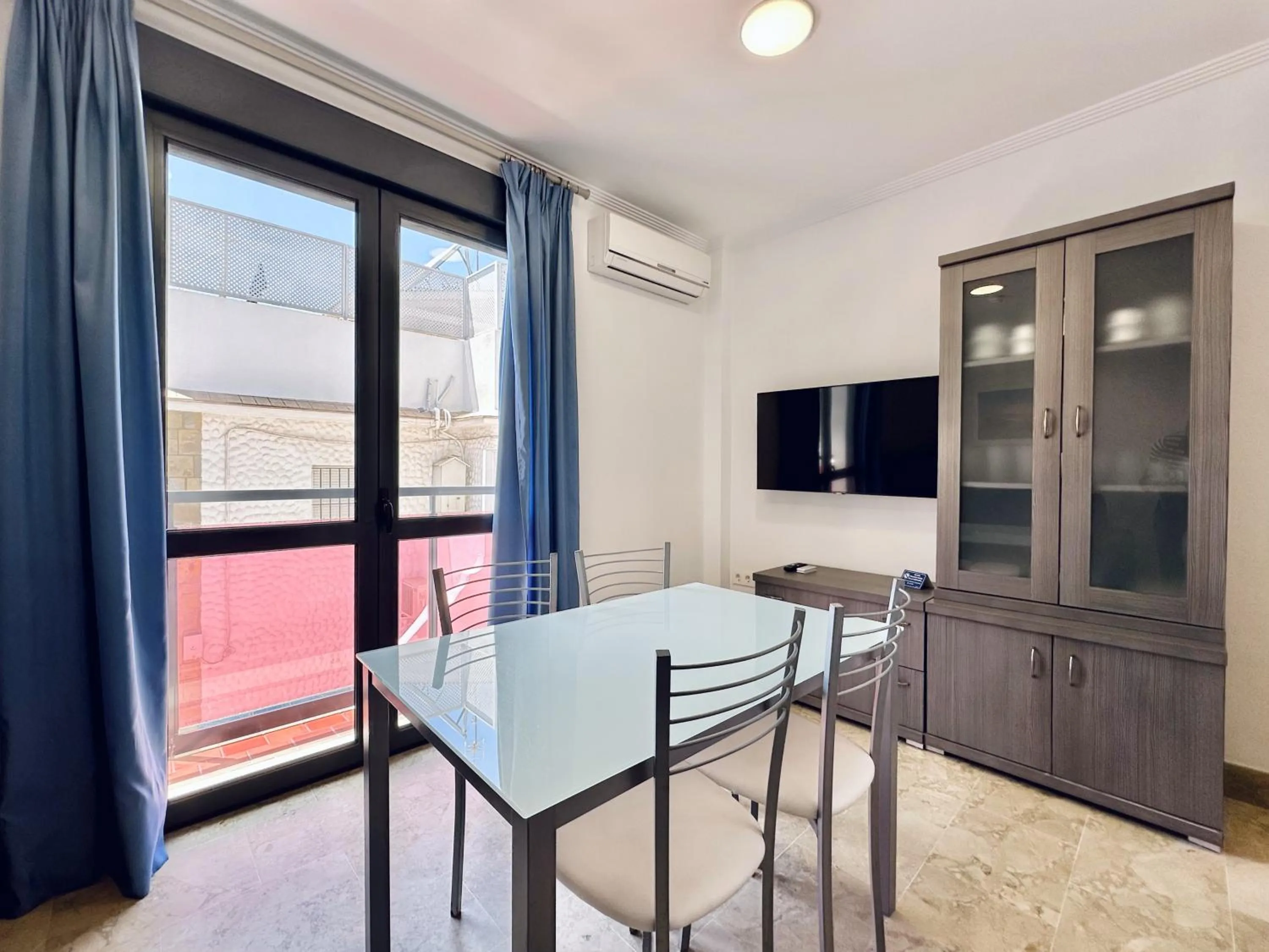 TV and multimedia in Hotel Apartamentos Marina Luz