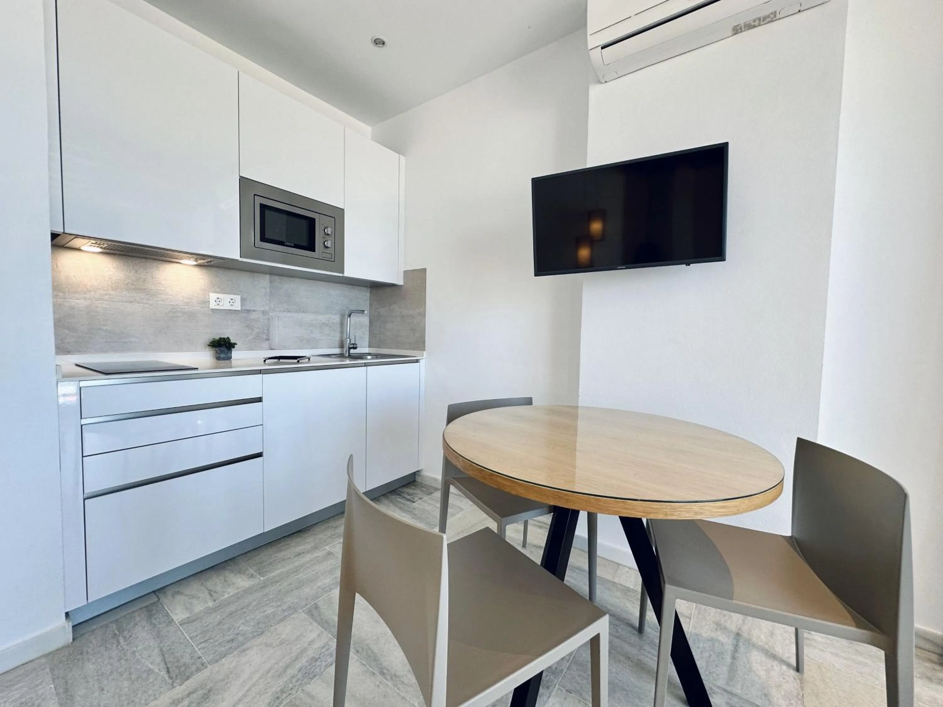 TV and multimedia in Hotel Apartamentos Marina Luz