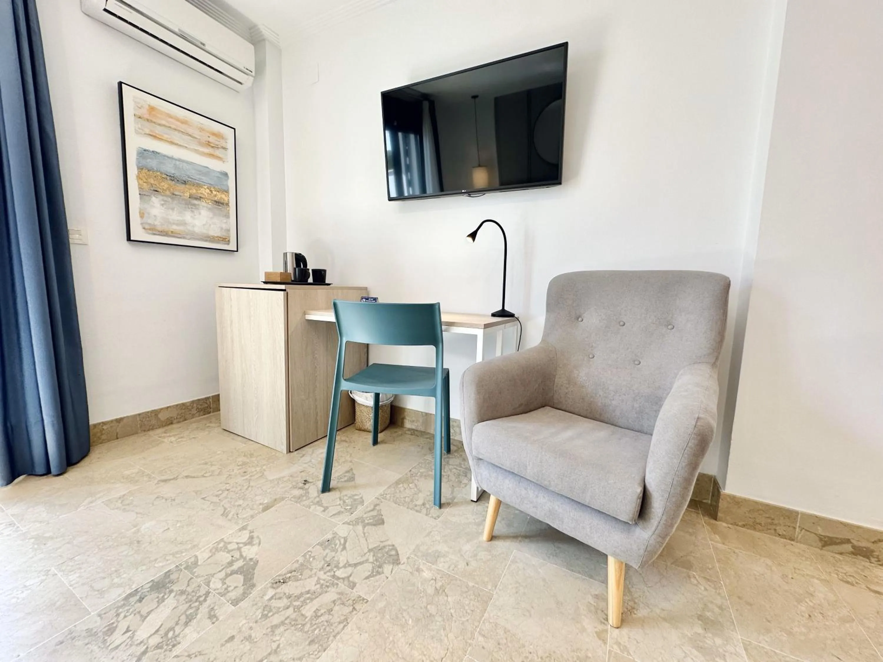 TV and multimedia in Hotel Apartamentos Marina Luz