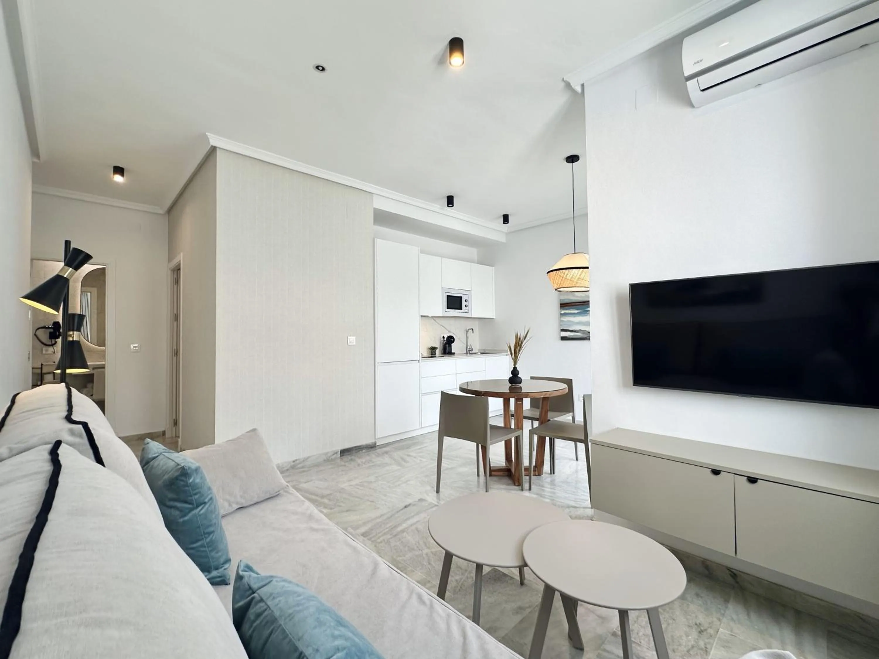 TV and multimedia in Hotel Apartamentos Marina Luz