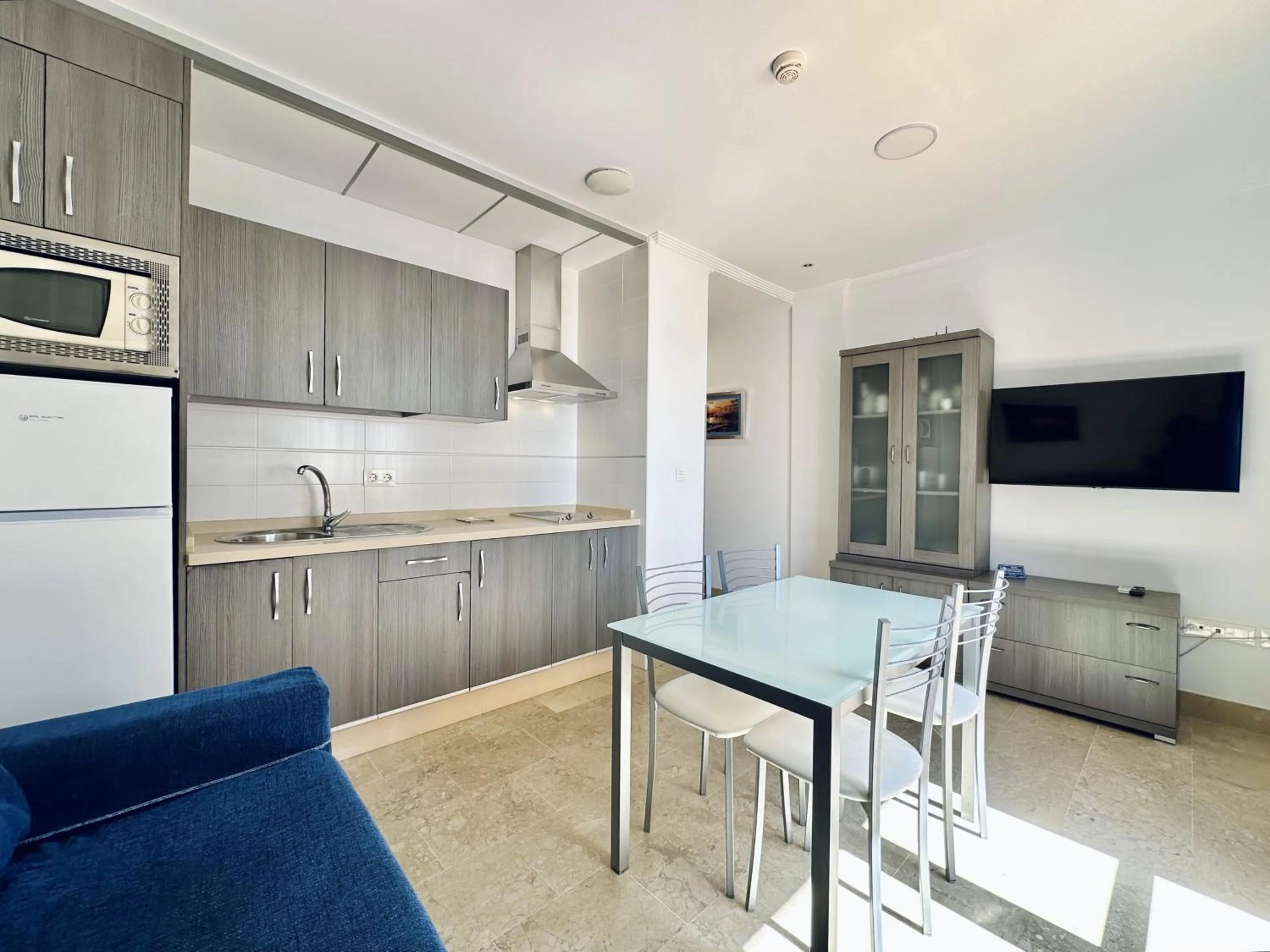 TV and multimedia in Hotel Apartamentos Marina Luz