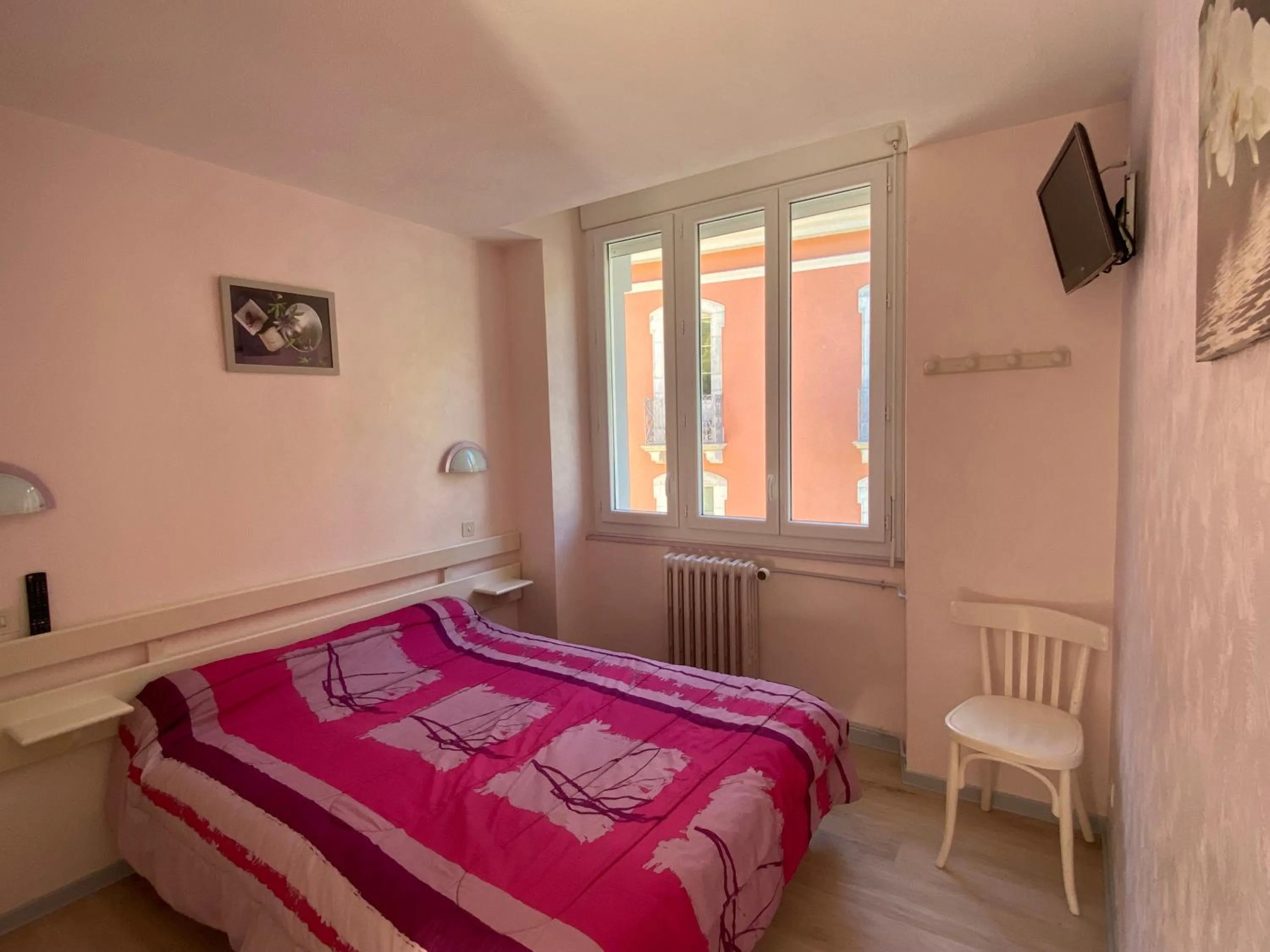 Photo of the whole room, Bed in Appart Le Chili- Quartier thermal- Parc remarquable - Linge fourni