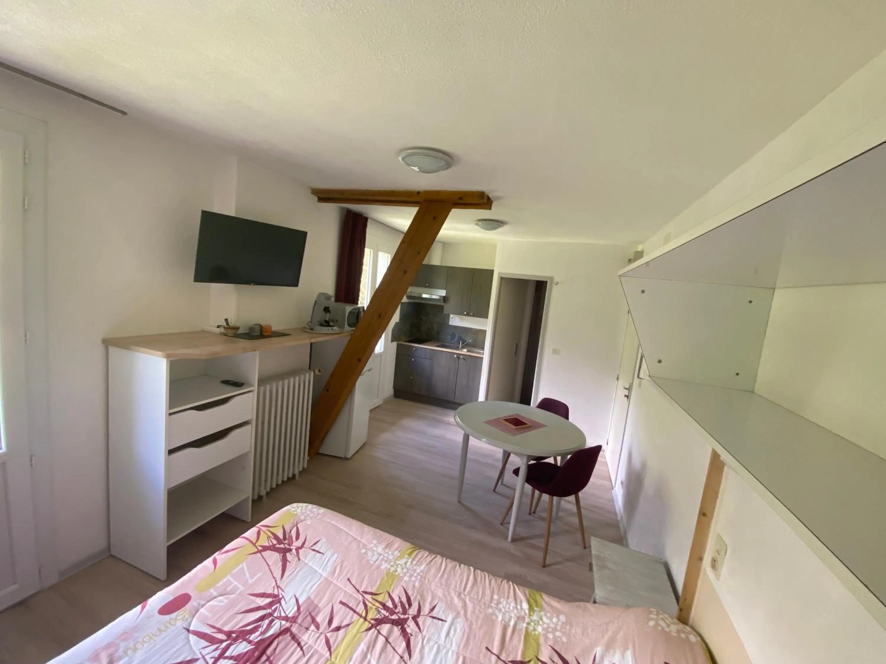 Photo of the whole room, Bed in Appart Le Chili- Quartier thermal- Parc remarquable - Linge fourni