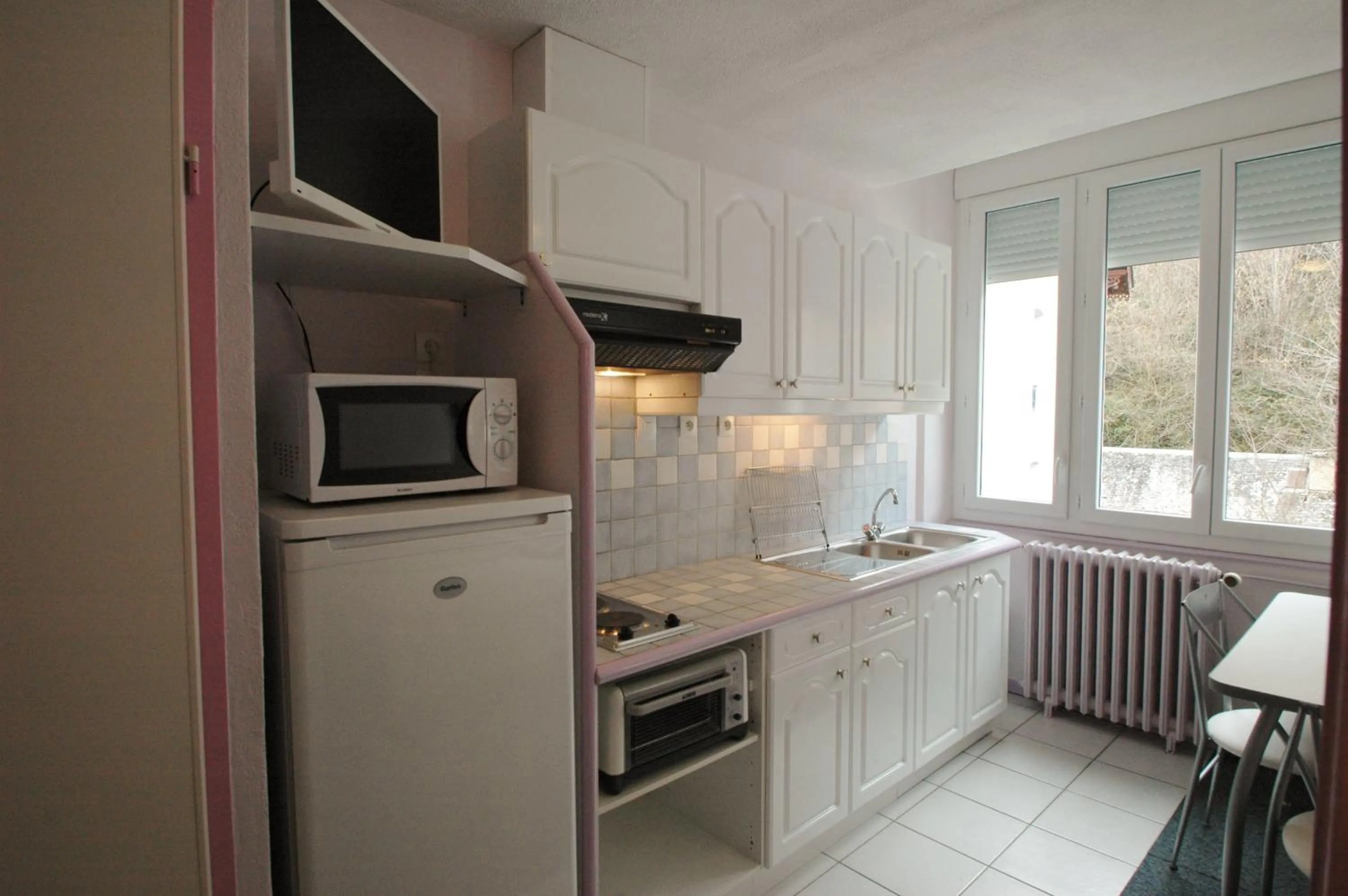 Kitchen or kitchenette in Appart Le Chili- Quartier thermal- Parc remarquable - Linge fourni