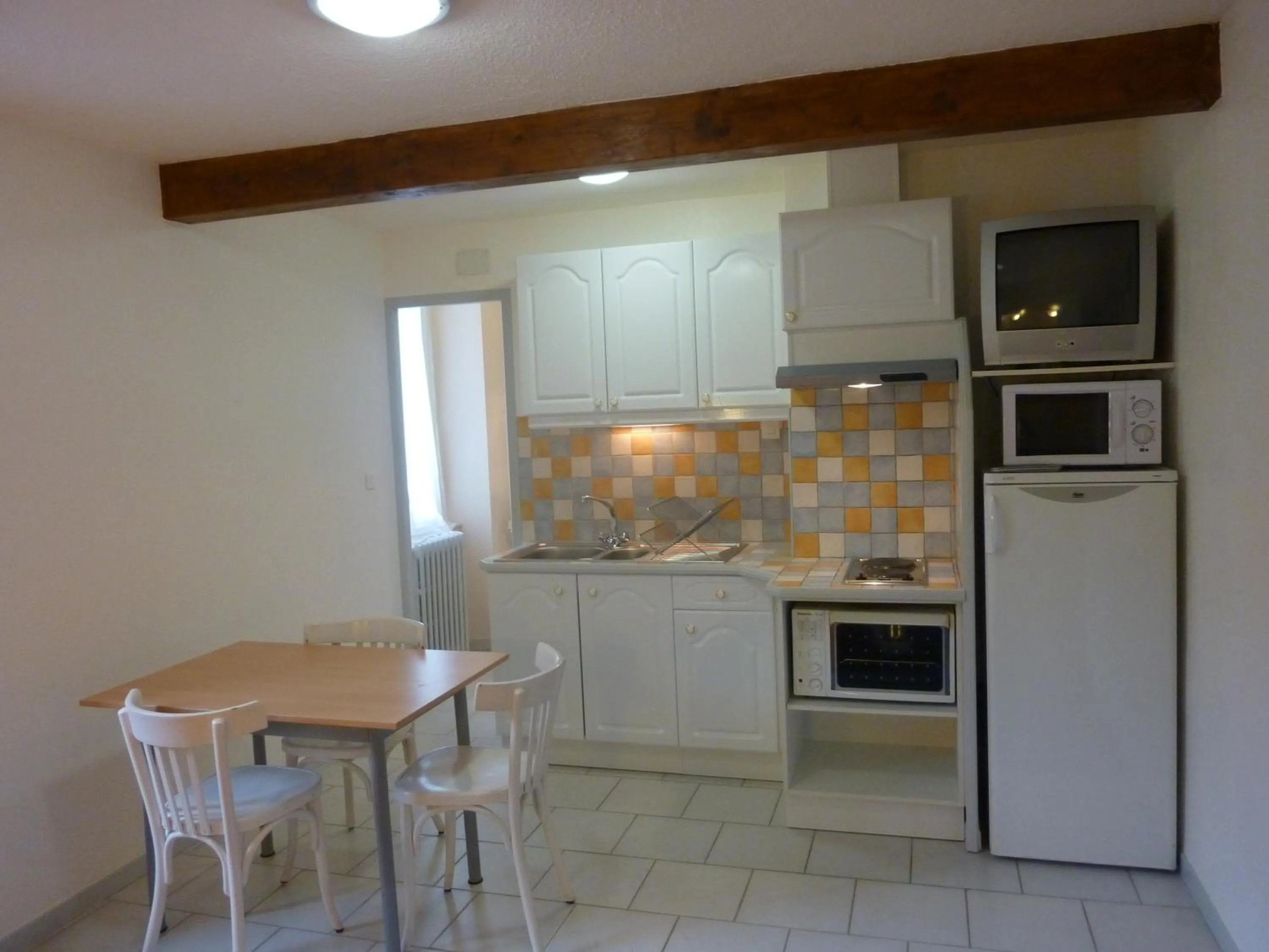 Kitchen or kitchenette in Appart Le Chili- Quartier thermal- Parc remarquable - Linge fourni