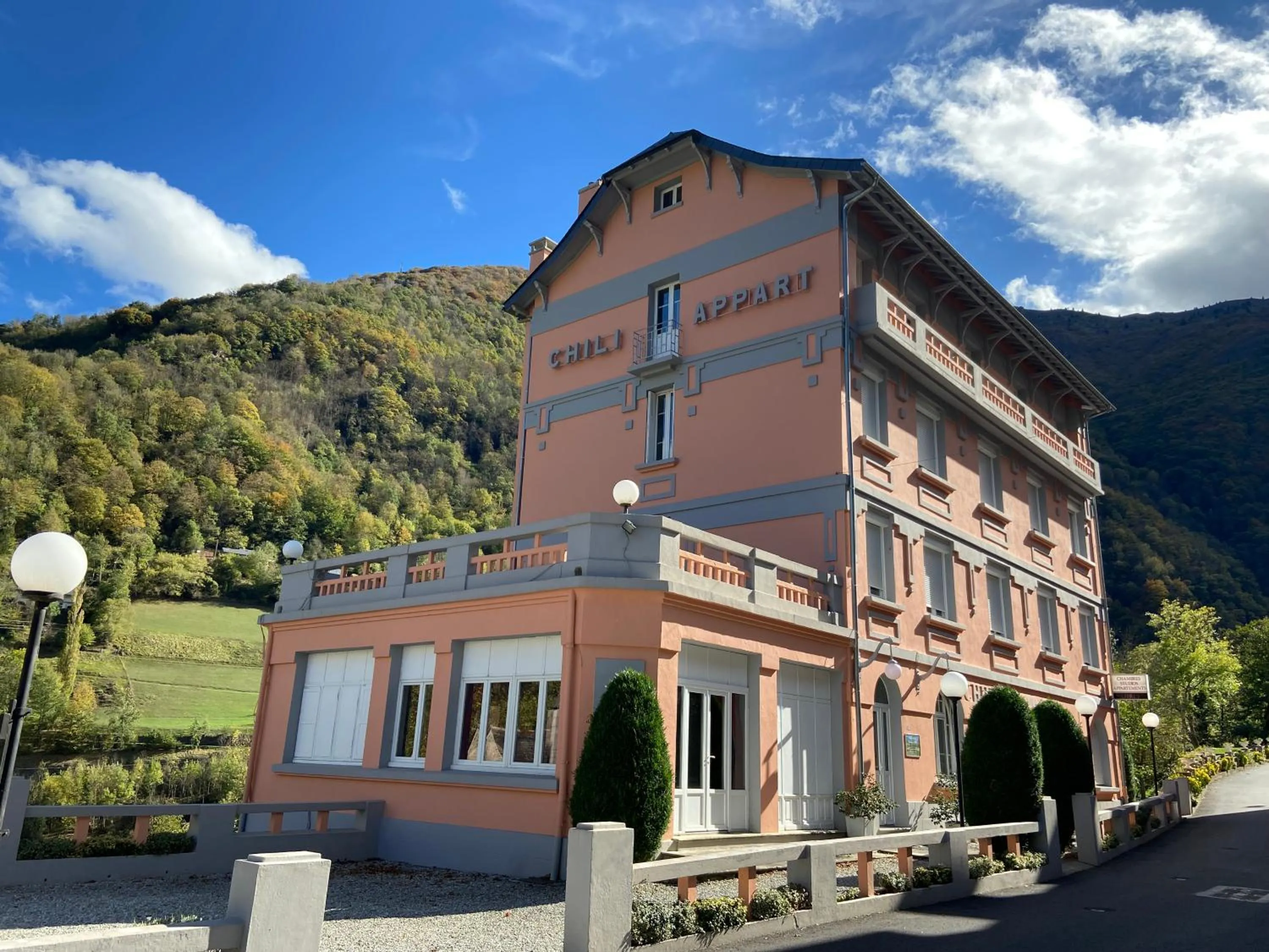 Property building in Appart Le Chili- Quartier thermal- Parc remarquable - Linge fourni