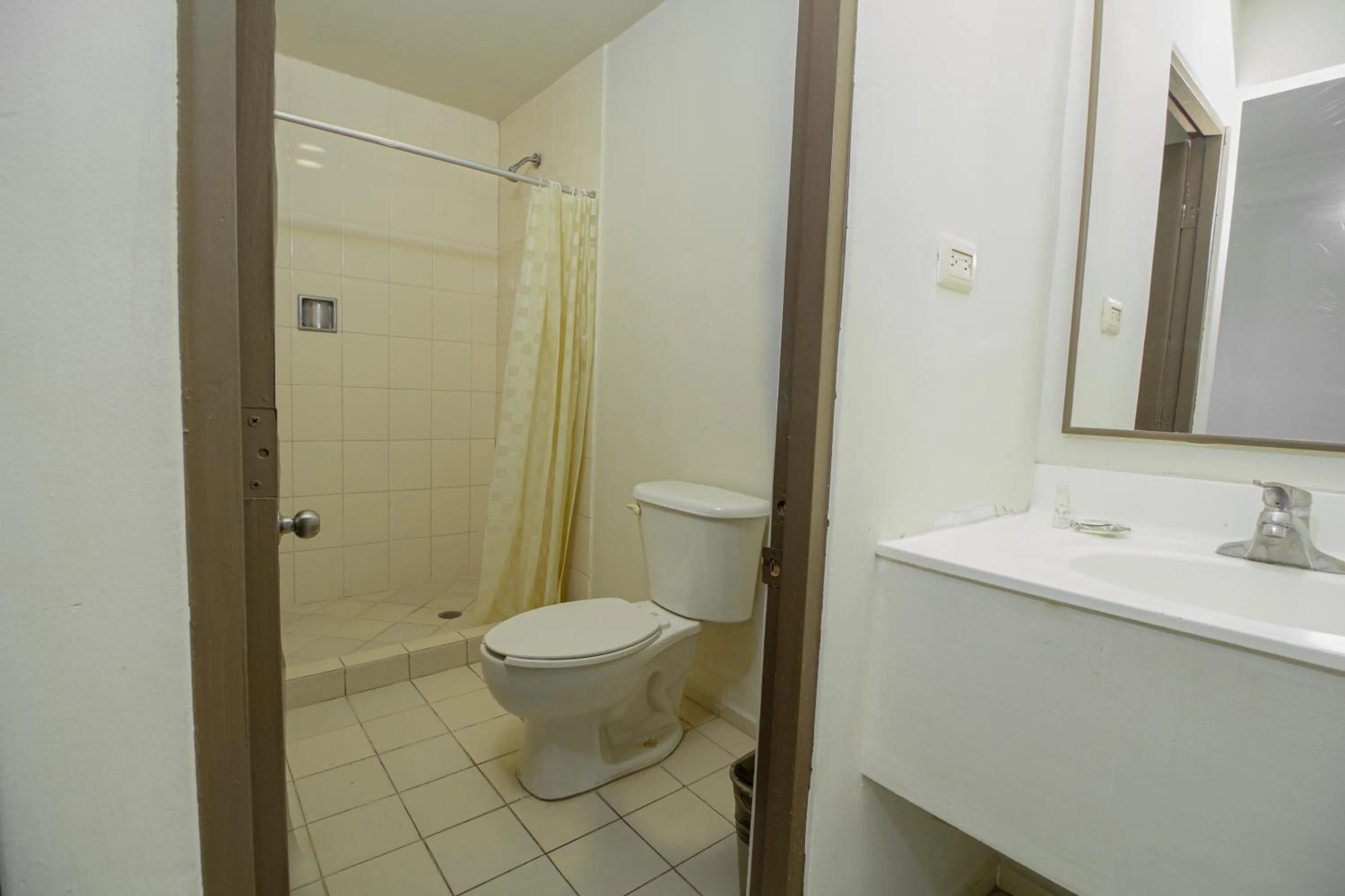 Shower in Hotel Plaza del Arco Express