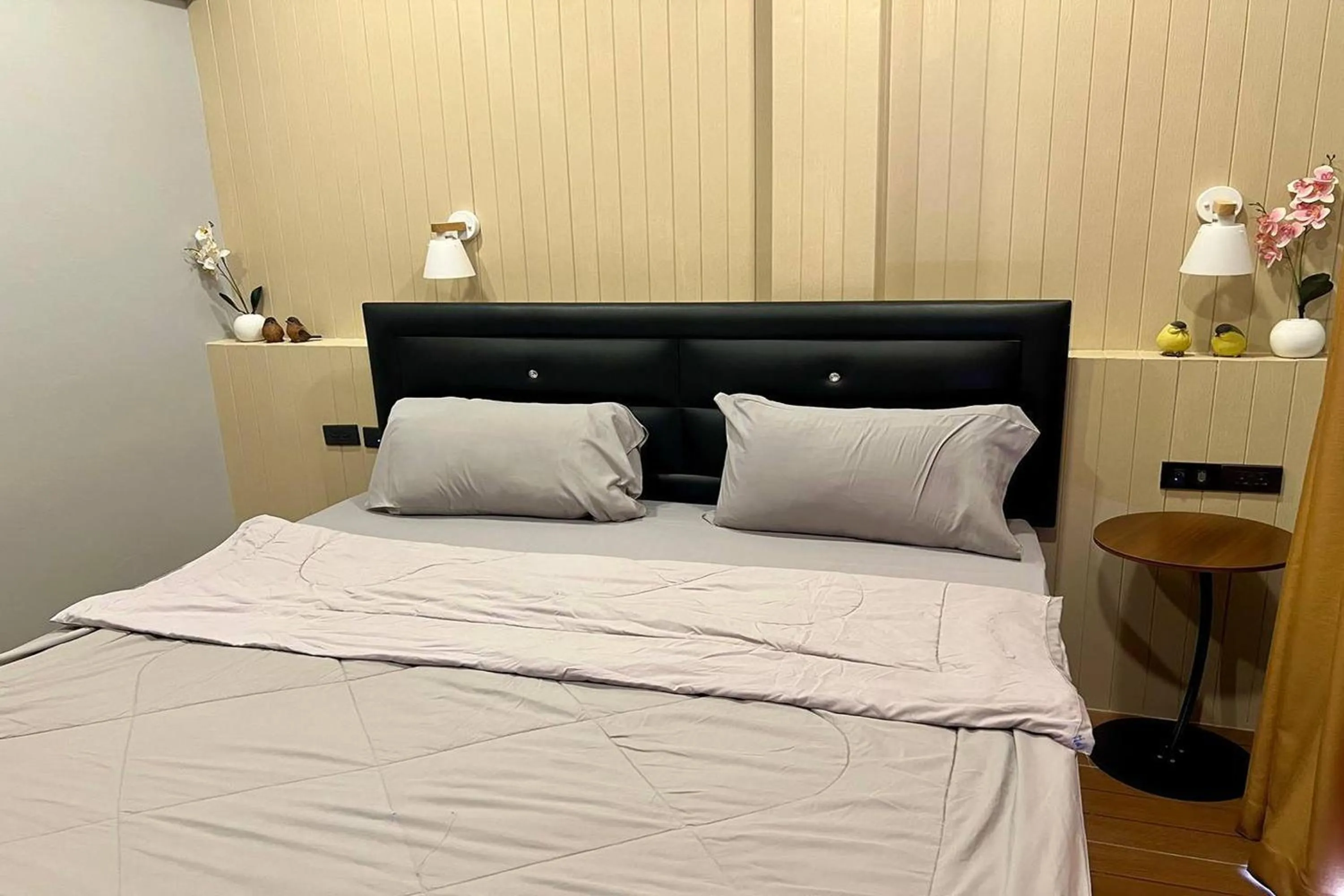 Bedroom, Bed in Forest Hill Resort