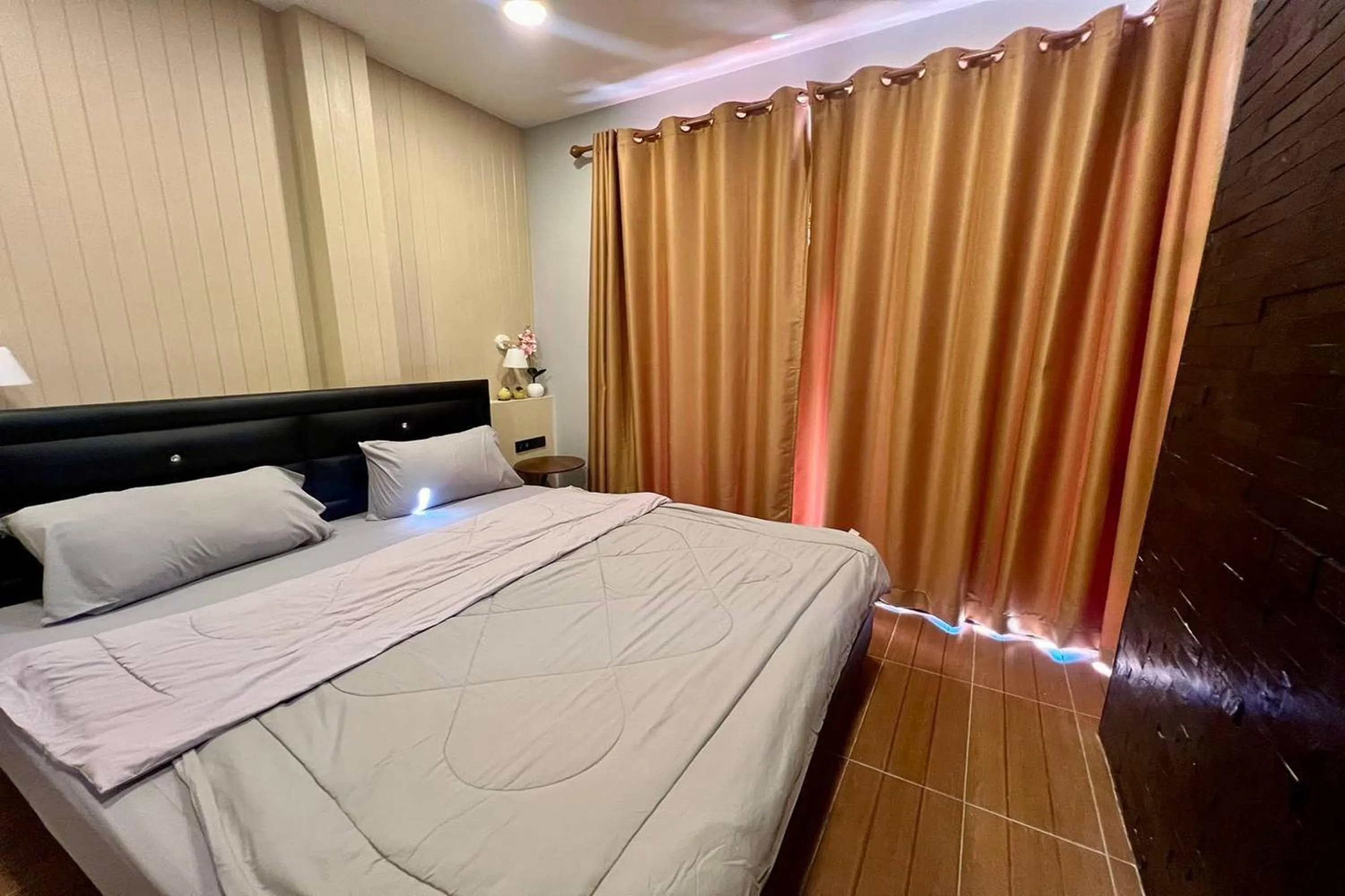 Bedroom, Bed in Forest Hill Resort