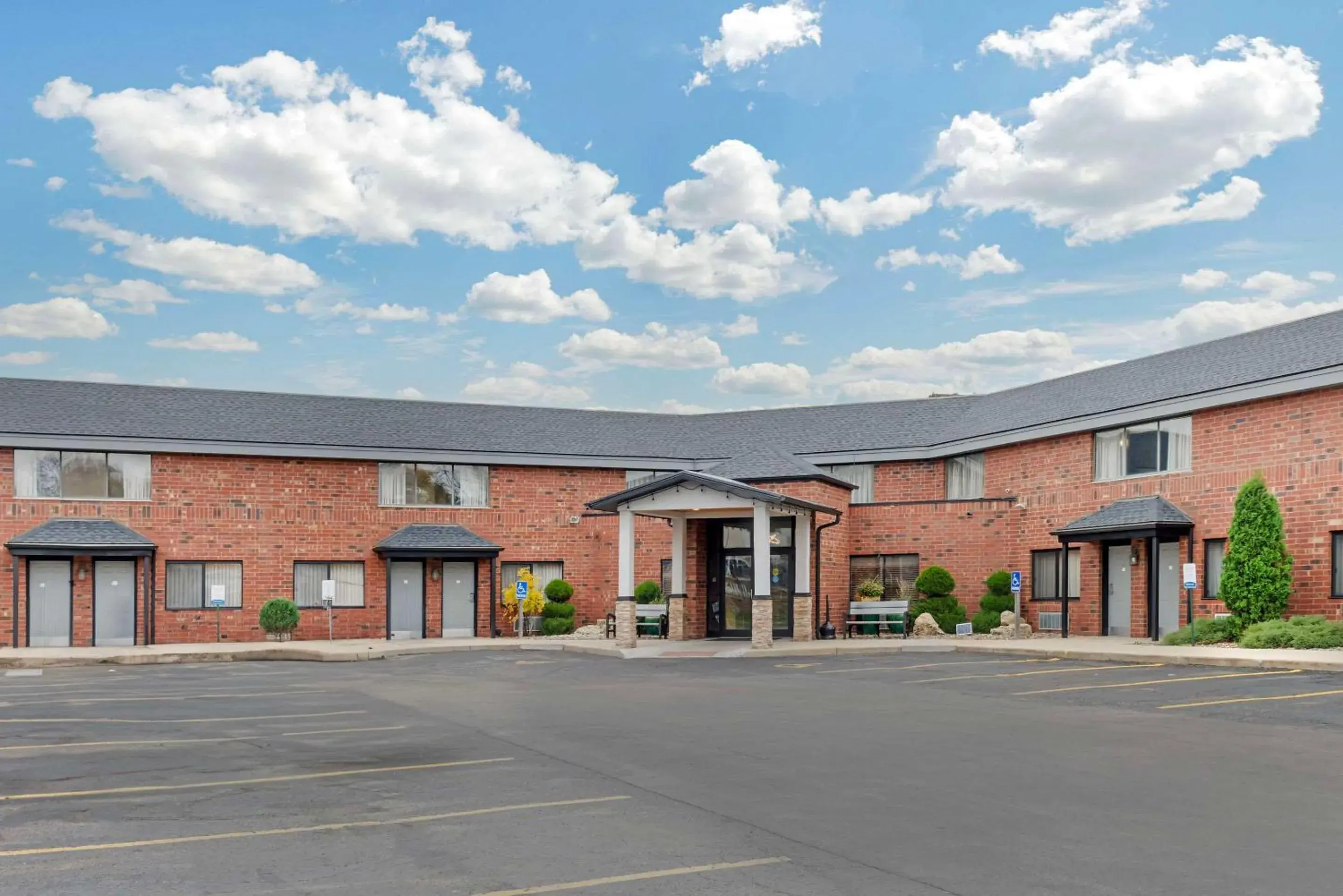 Property building in Quality Inn & Suites Mayo Clinic Area Property building in Quality Inn & Suites Mayo Clinic Area